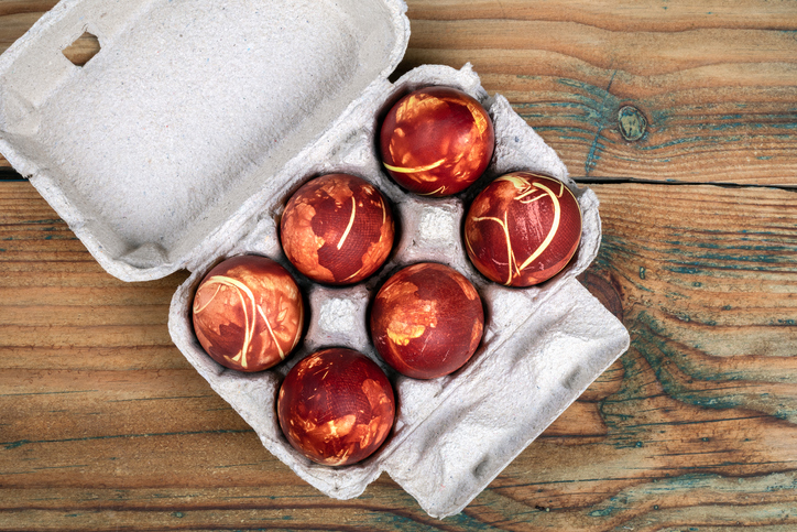 Ei mit Zwiebelschale färben |Credit: iStock.com/Edgars Sermulis stoatphoto.com