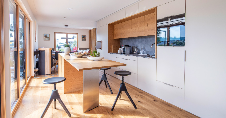 Genböck: Wohnraum mit Holz