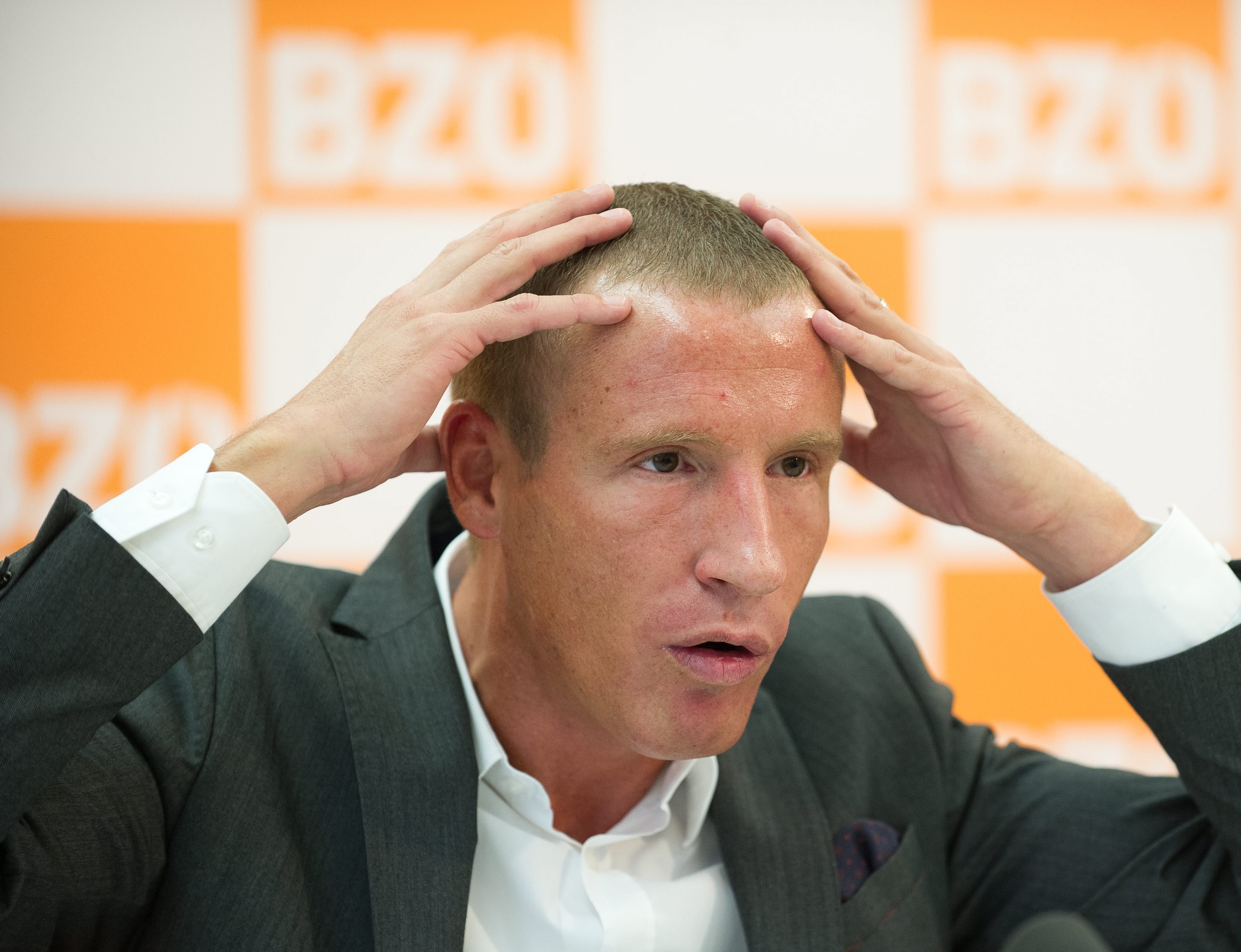 Petzner fasst sich an den Kopf