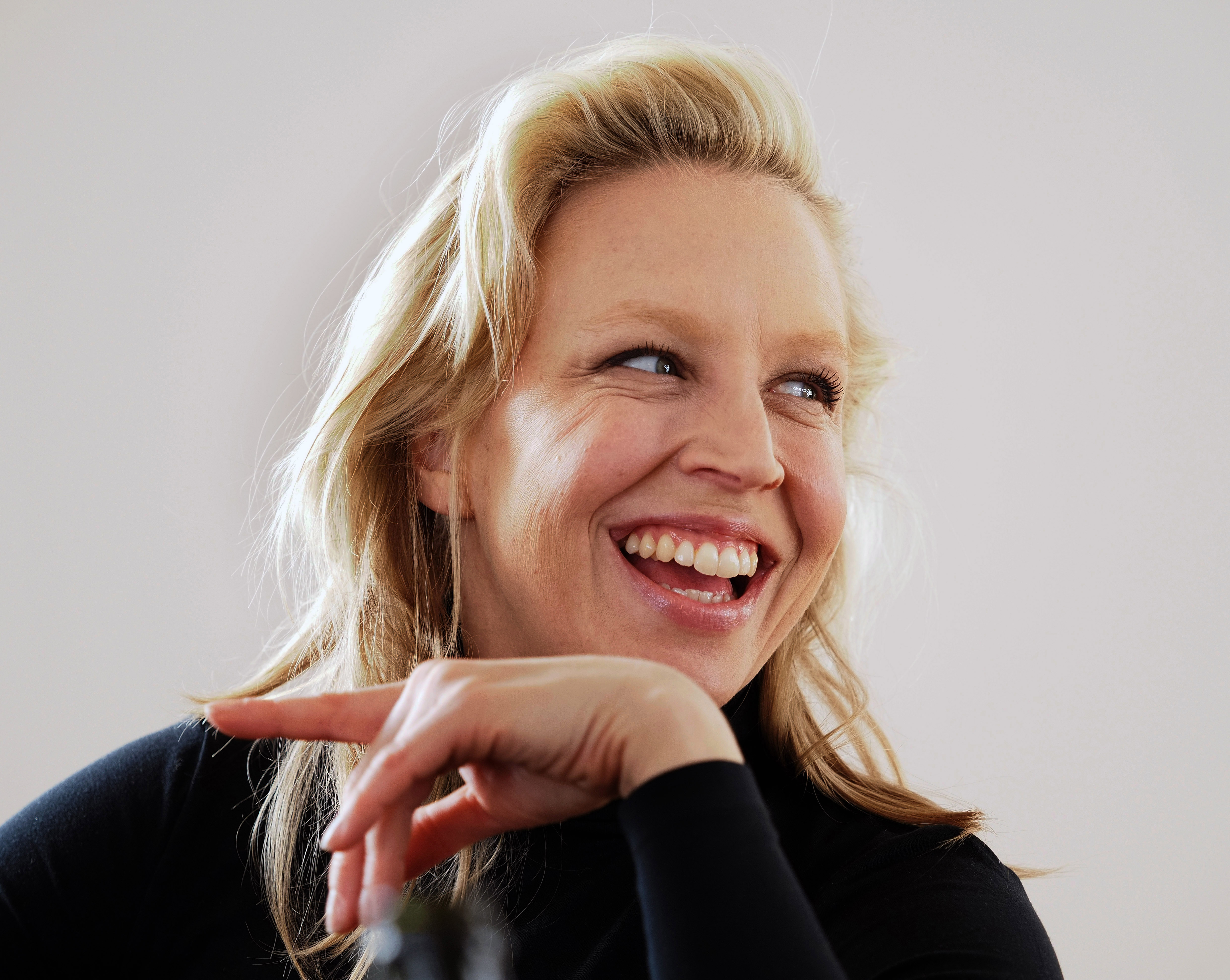 Nina Proll macht sich in einem Facebook-Video über die Corona-Maßnahmen der Regierung lustig.