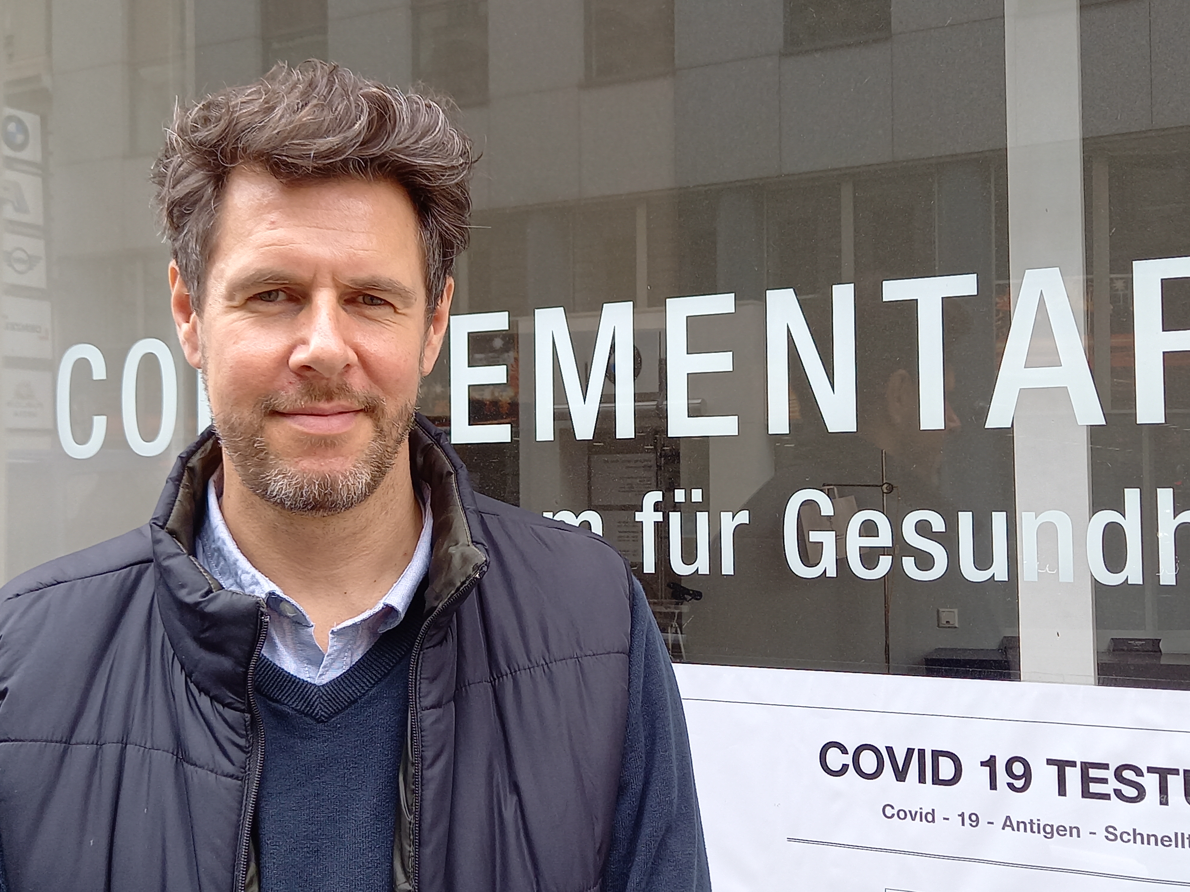 Manfred Hofer vor der St. Charles Apotheke