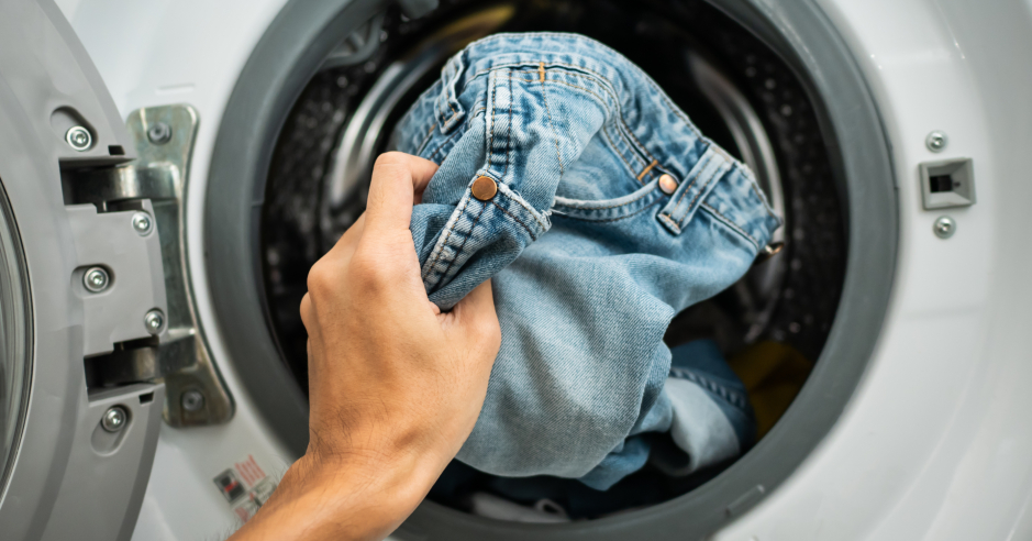 Je schonender der Waschgang, desto haltbarer die Jeans | Credit: iStock.com/Wachiwit
