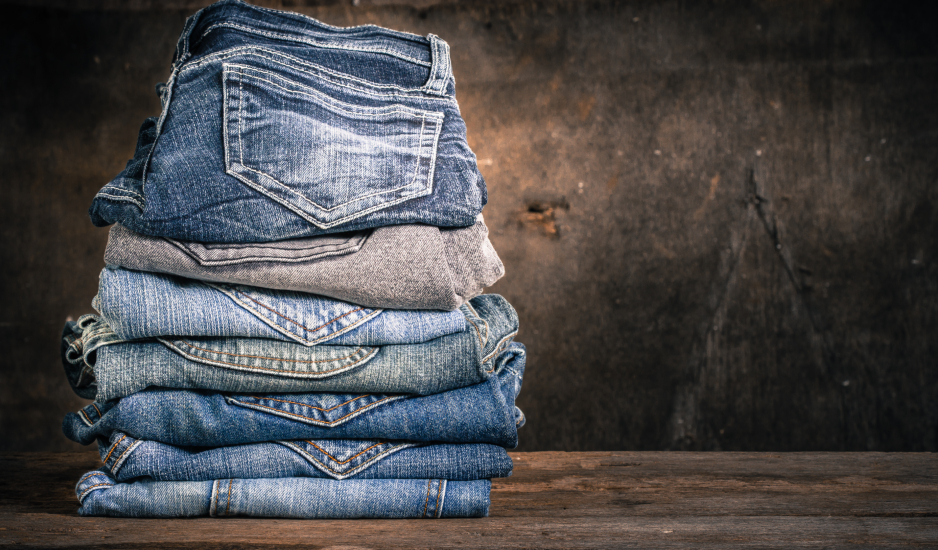 Je nach Waschung und Schnitt lassen sich Jeans vielfältig kombinieren | Credit: iStock.com/skynetphoto