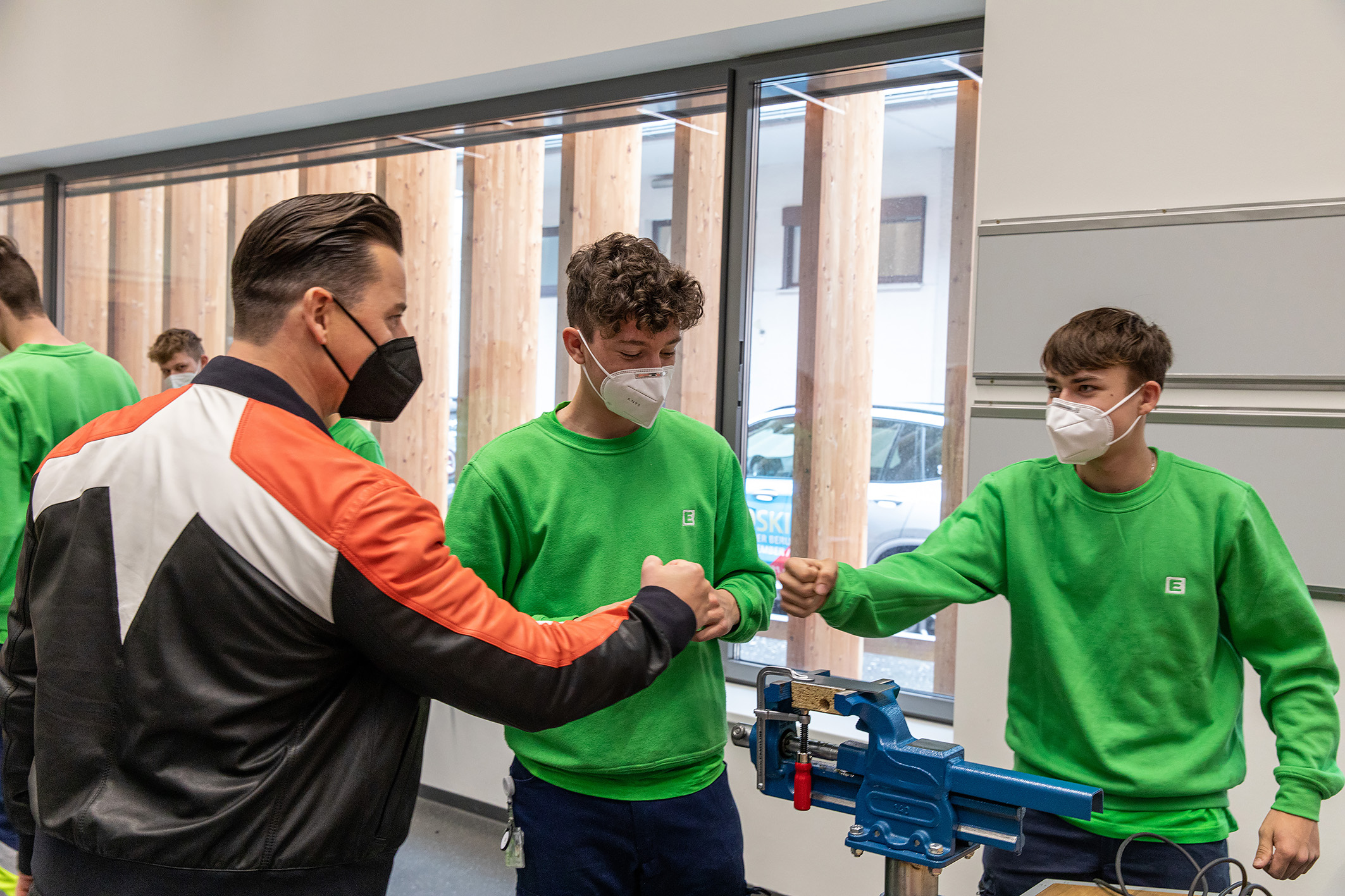 Andreas Gabalier mit Lehrlingen der Energie Steiermark