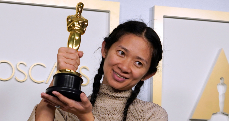 Chloé Zhao mit ihrem Oscar in der Kategorie &quot;Beste Regie&quot; | Credit: CHRIS PIZZELLO / AFP / picturedesk.com