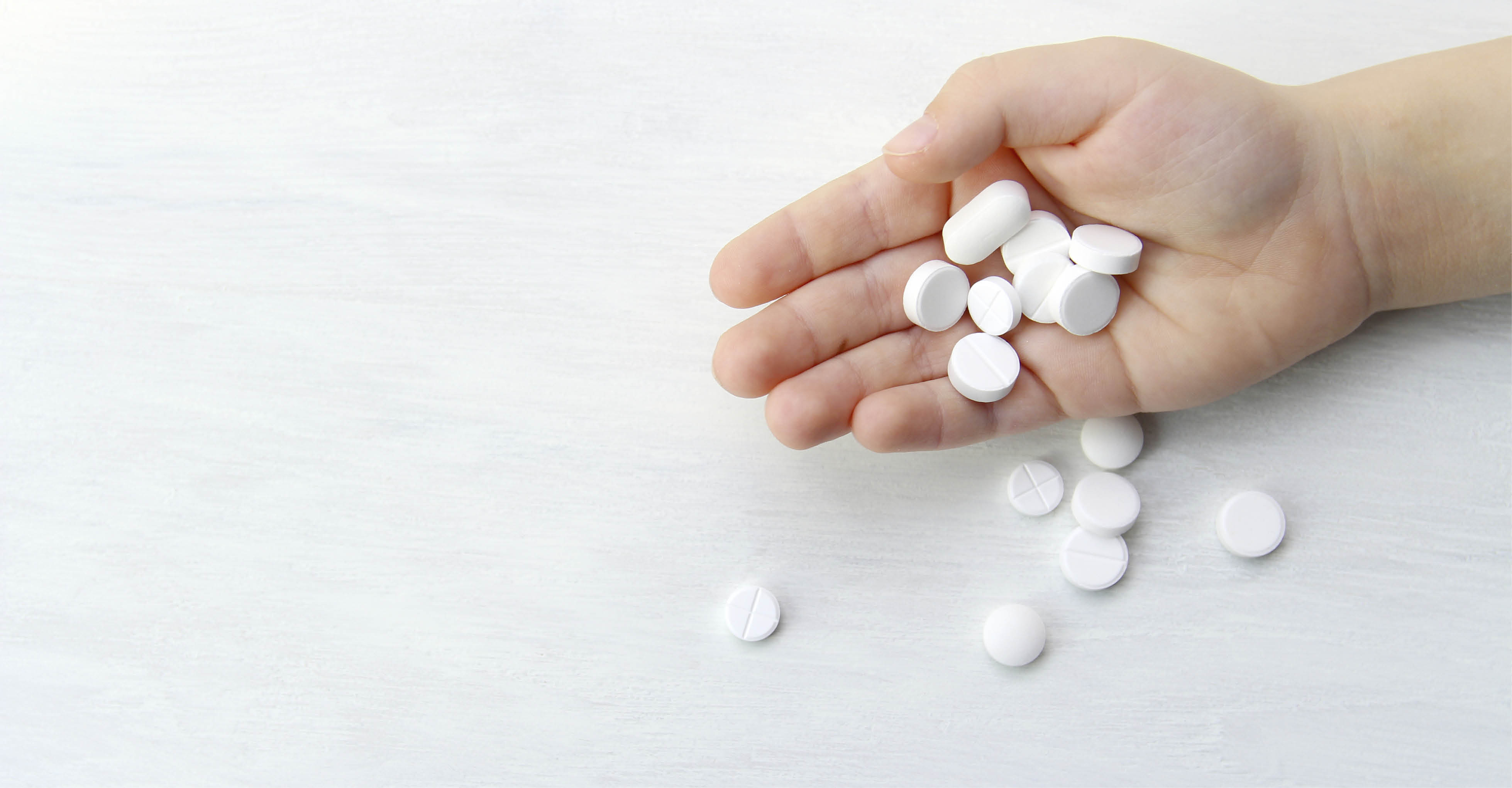 Pillen fallen aus Hand