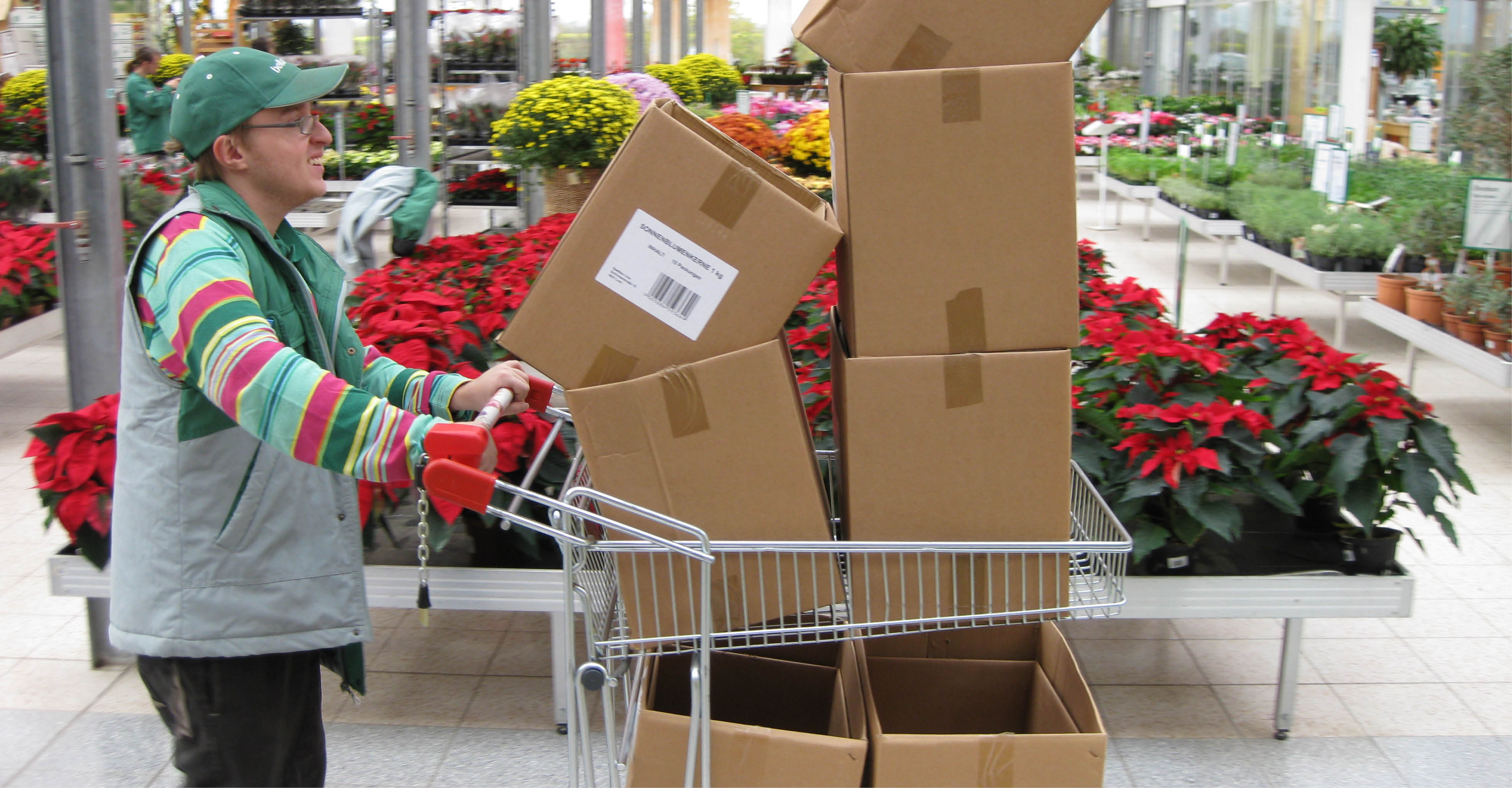 Beispiel Integrative Beschäftigung: Florian Schul transportiert Kartons
