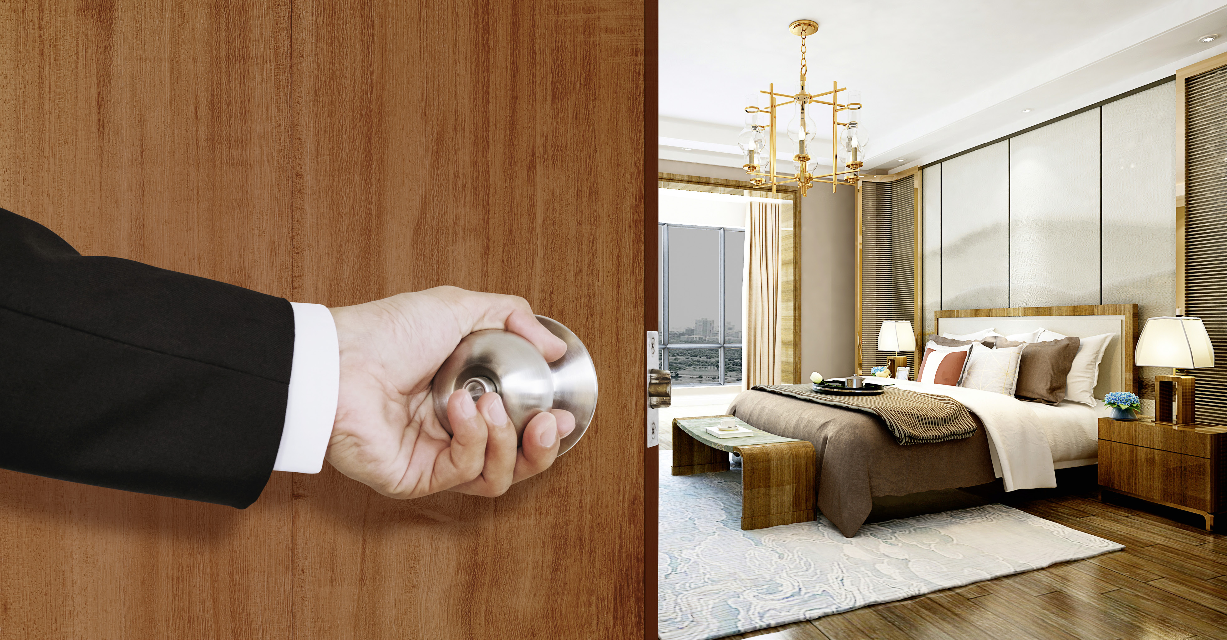 Tür öffnet sich zu leerem Hotelzimmer