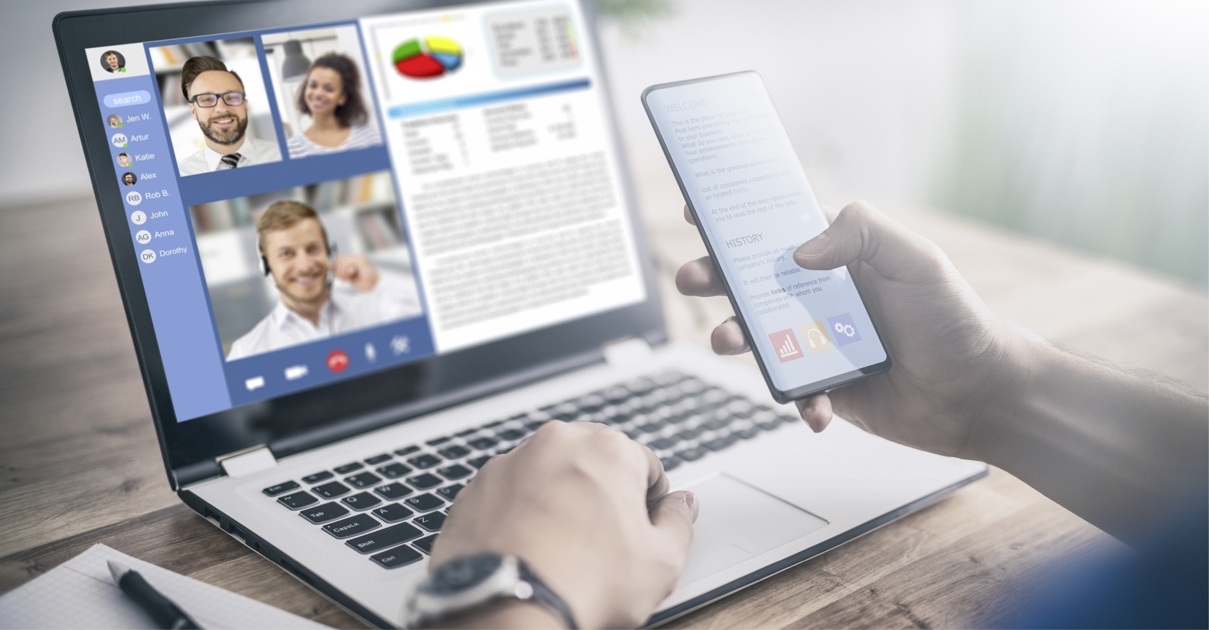 Mann arbeitet am Notebook mit Smartphone in der Hand