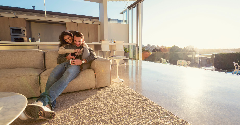 Glückliches Paar in moderner Wohnung