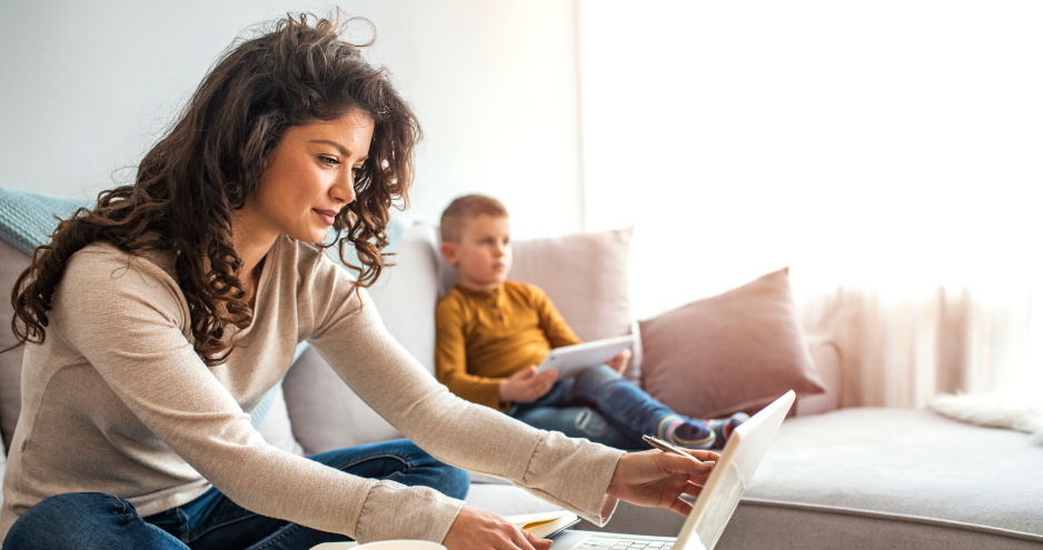 Mütter im Homeoffice - ein tatsächlicher Vorteil? | Credit: iStock.com/dragana991