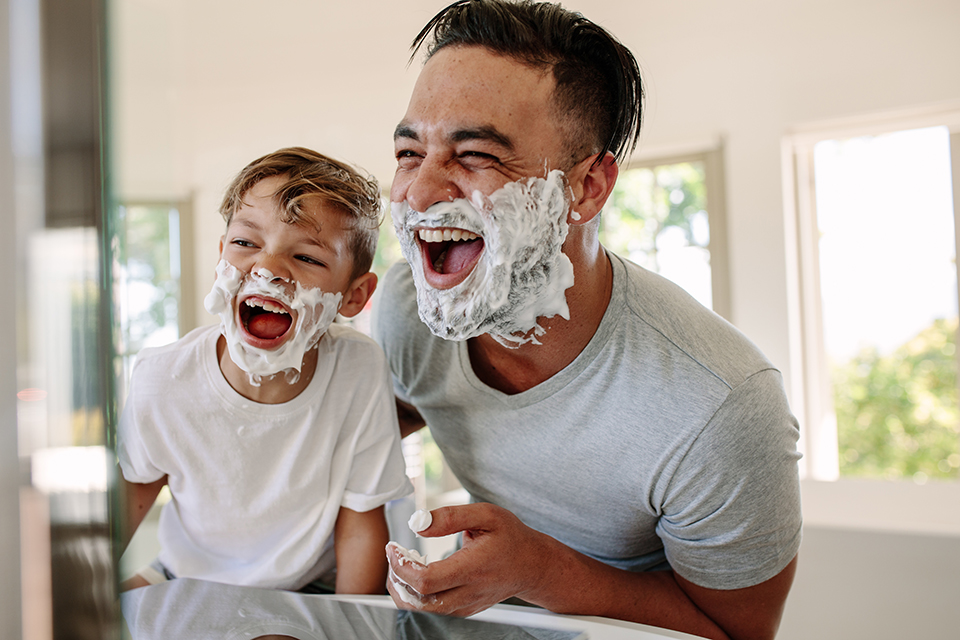 Bub und Mann rasieren sich und lachen Credit: iStock.com/jacoblund