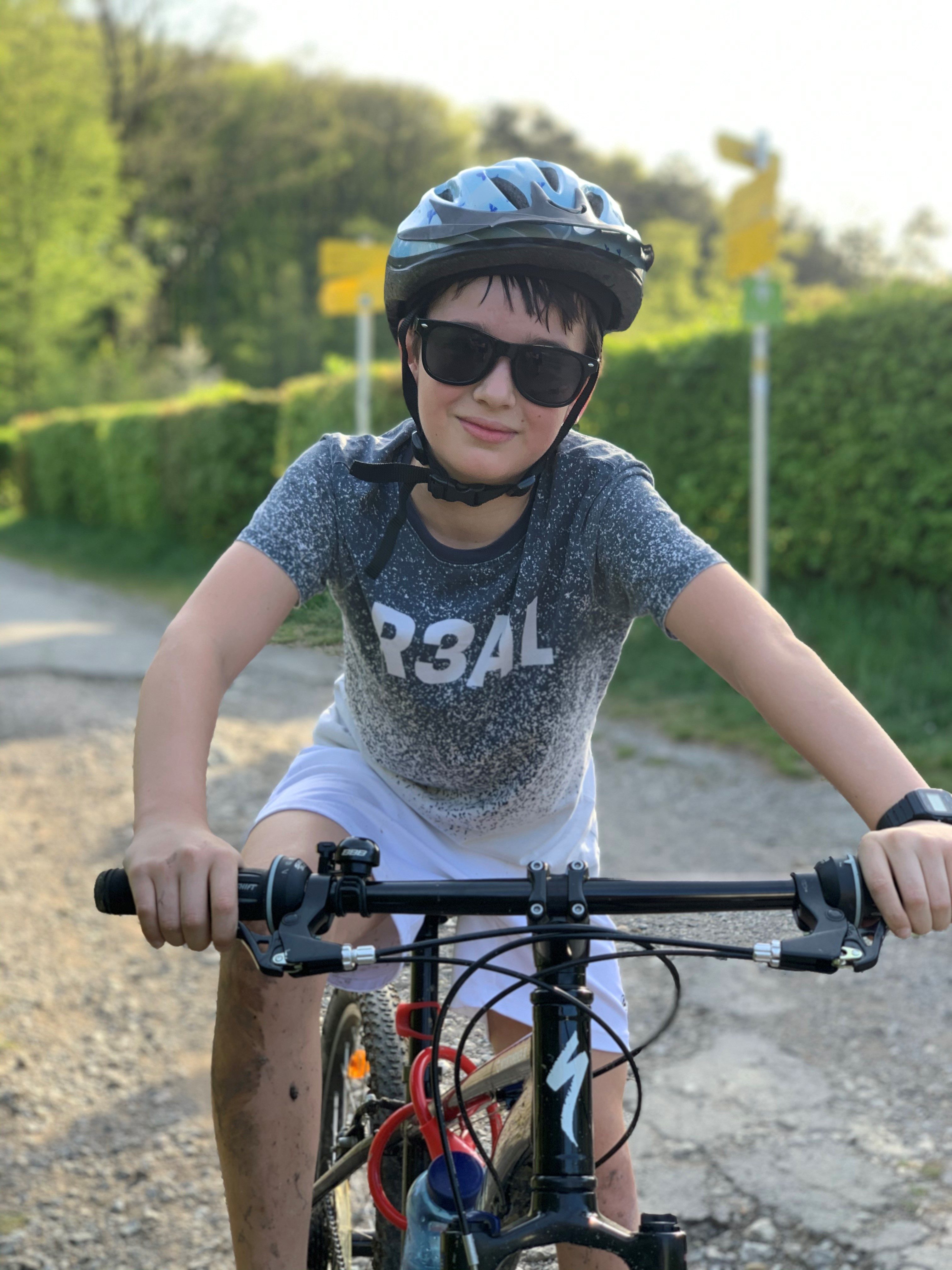 Bube sitzt am Mountainbike