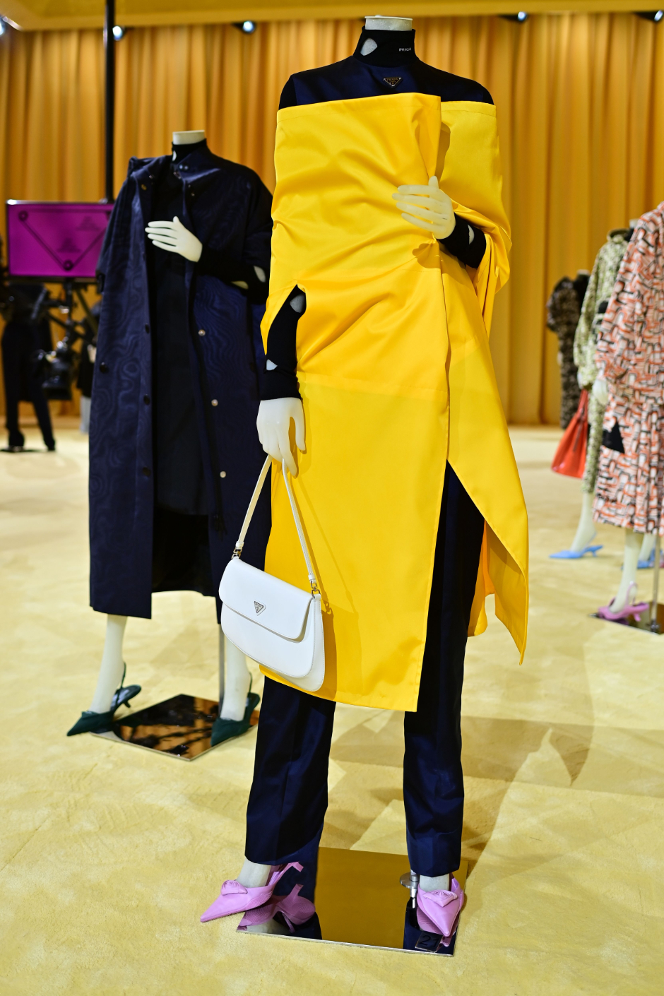 Prada setzt auf großzügige Schnitte in starken Farben | Credit: MIGUEL MEDINA / AFP / picturedesk.com
