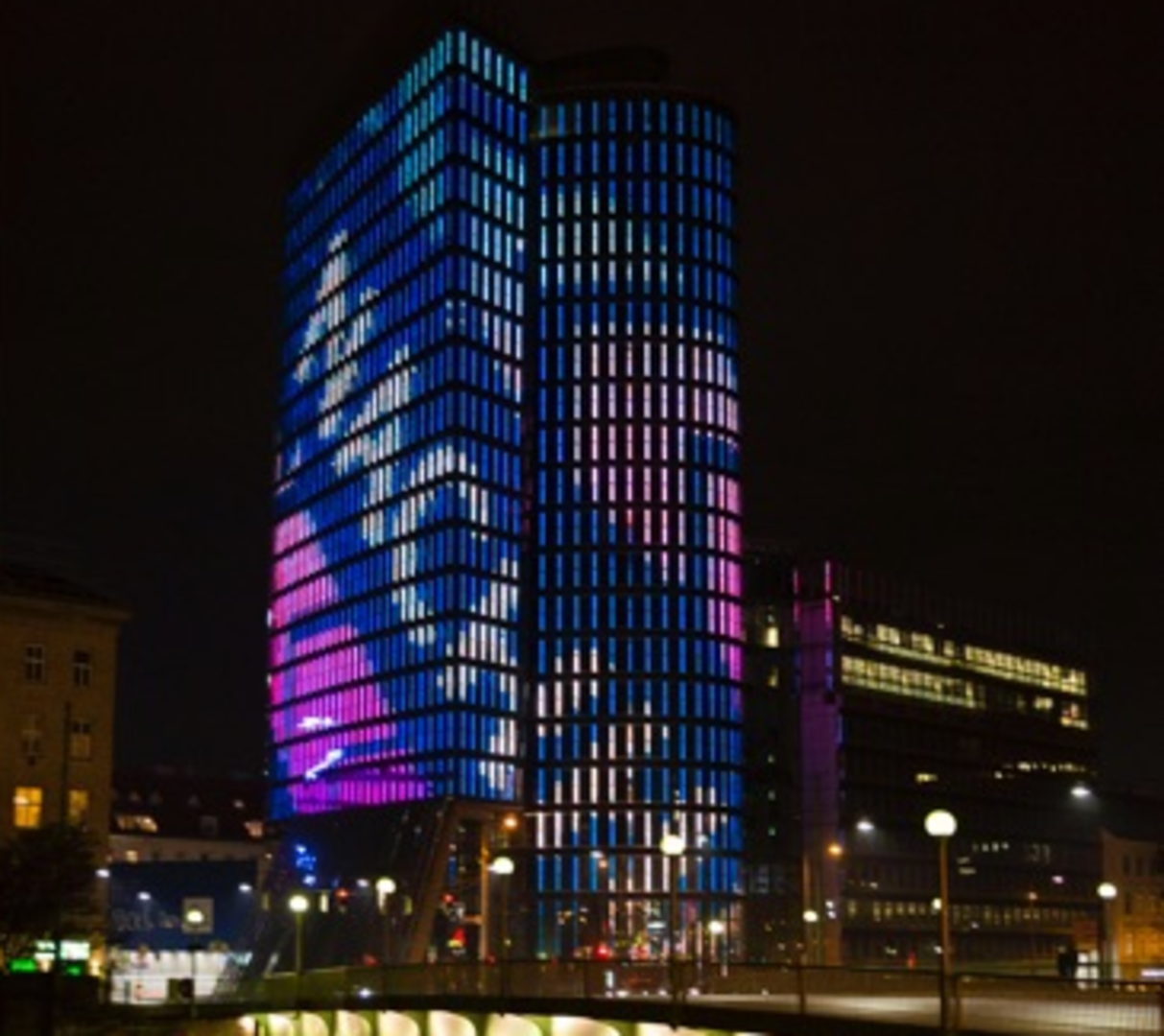 Beleuchteter Uniqa-Tower am Wiener Donaukanal