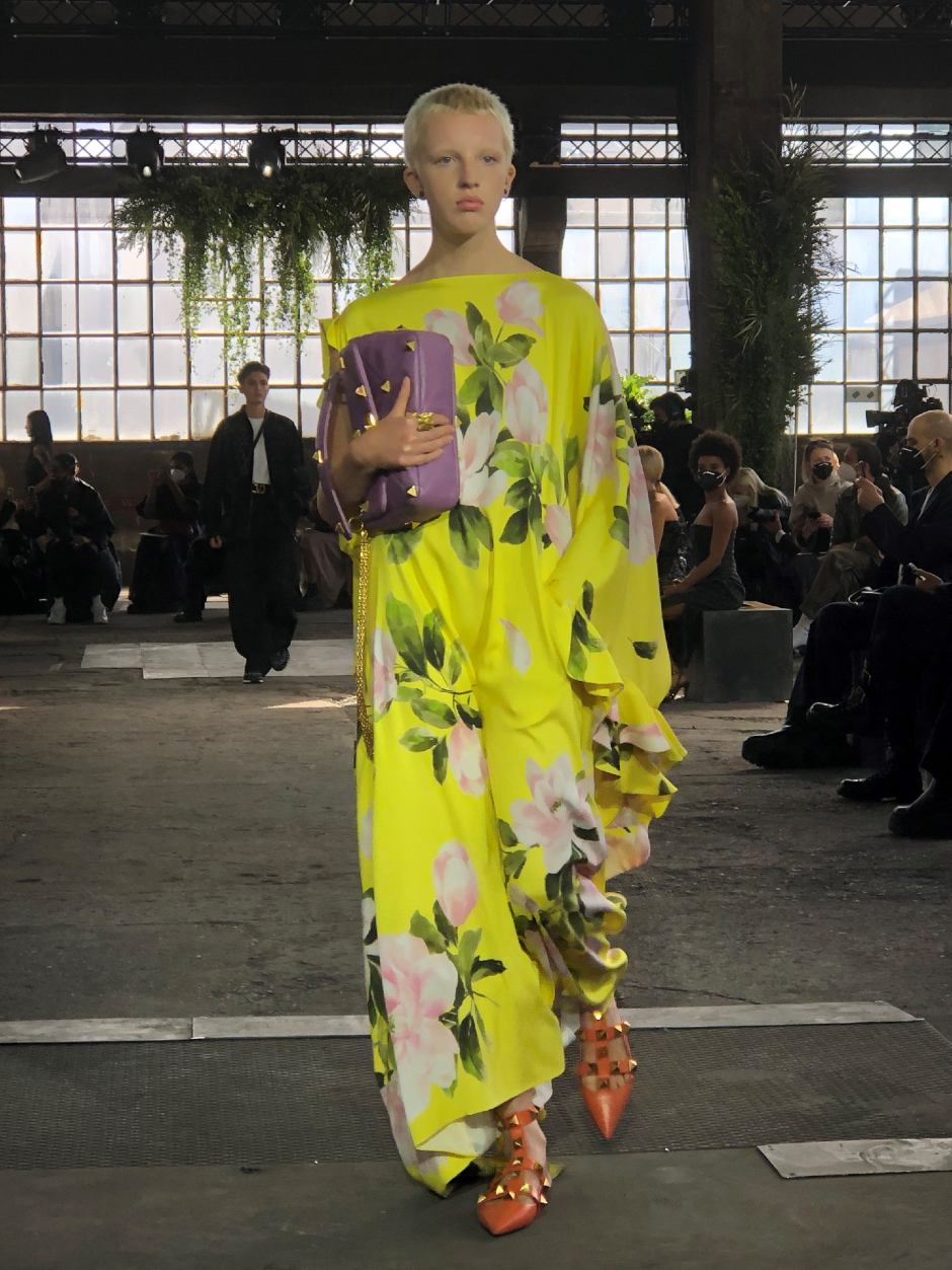 Je mehr, desto lieber: Valentino setzt auf leuchtende Farben | Credit: ISABELLE SCIAMMA / AFP / picturedesk.com