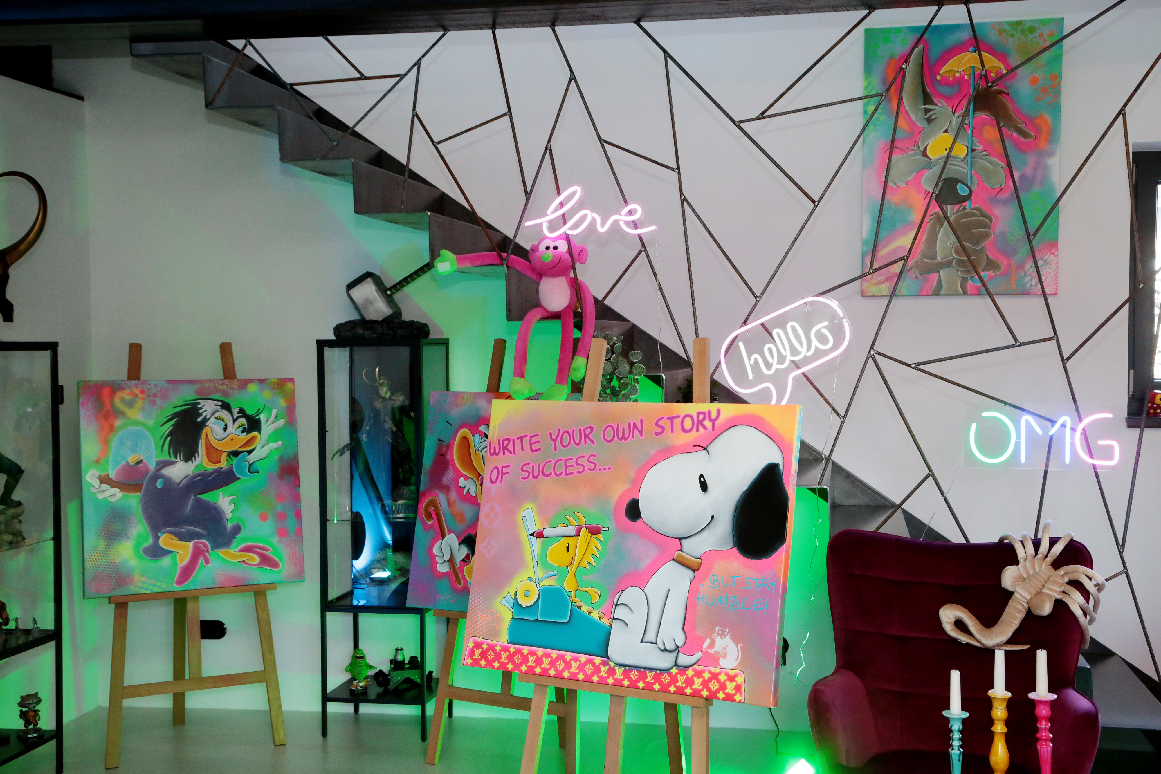 Ein knallig buntes Bild der Comic-Figur Snoopy vor einer Metallstiege