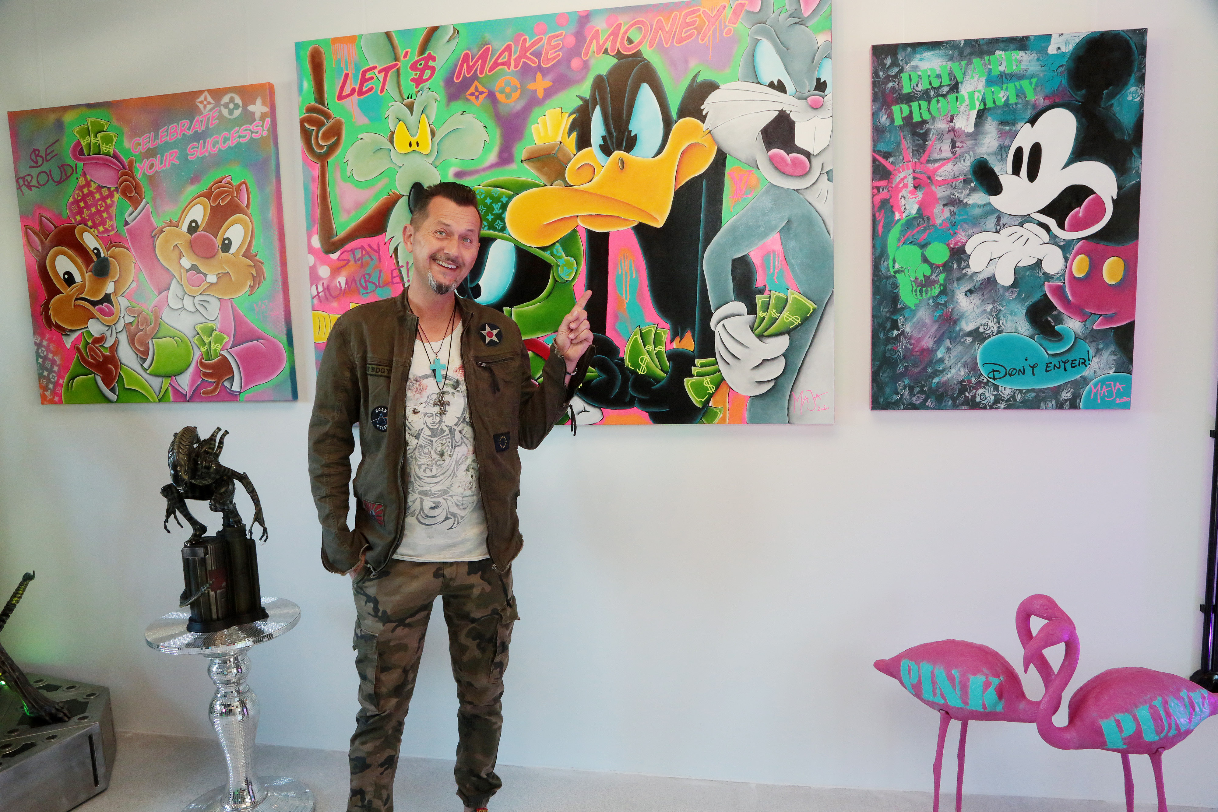 Pop-Art-Künstler Mario Stroitz in seiner Galerie vor bunten Bildern mit Comic-Motiven