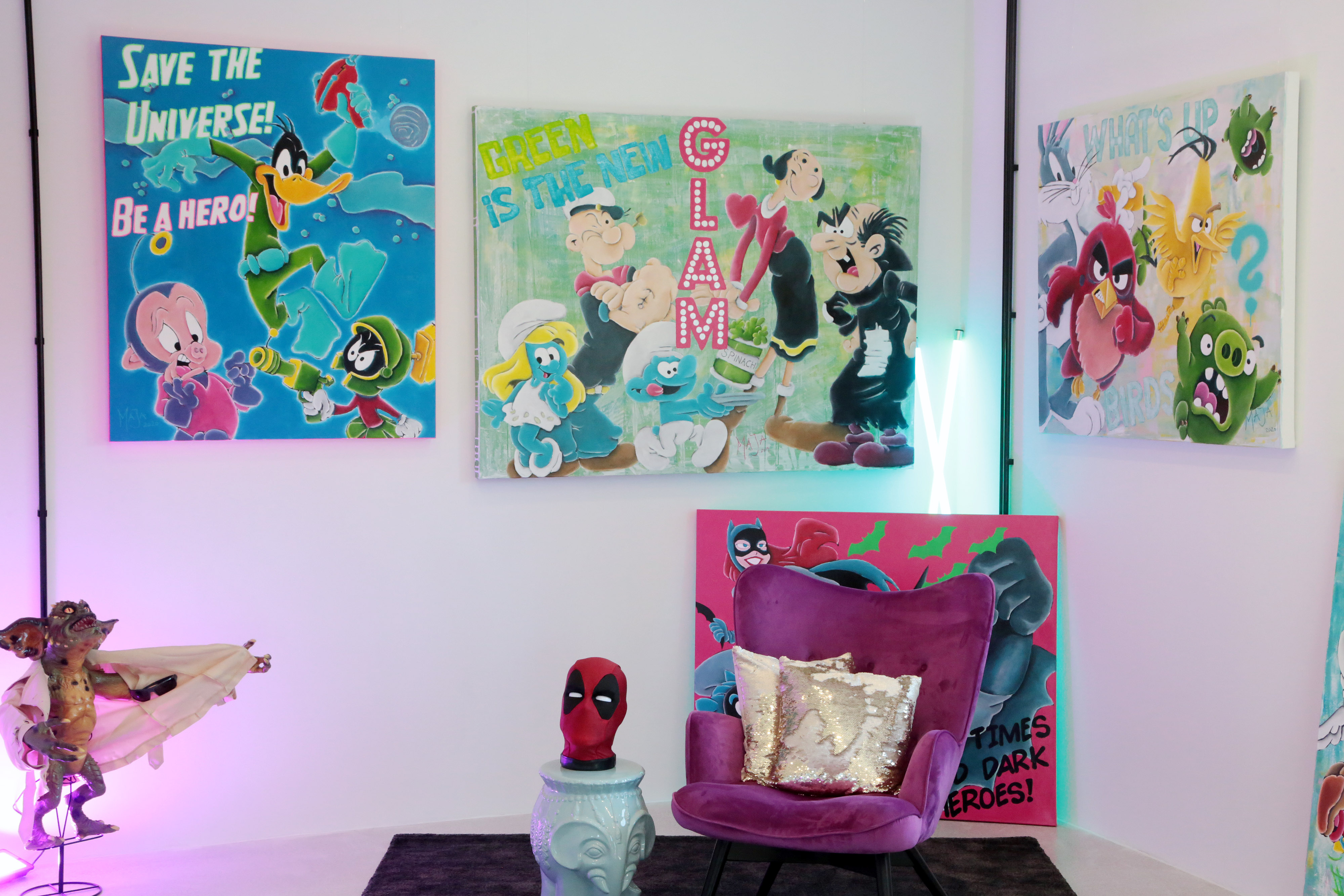 Mehrere farbenprächtige Bilder mit unterschiedlichen Comic-Motiven hinter einer Deadpool-Büste