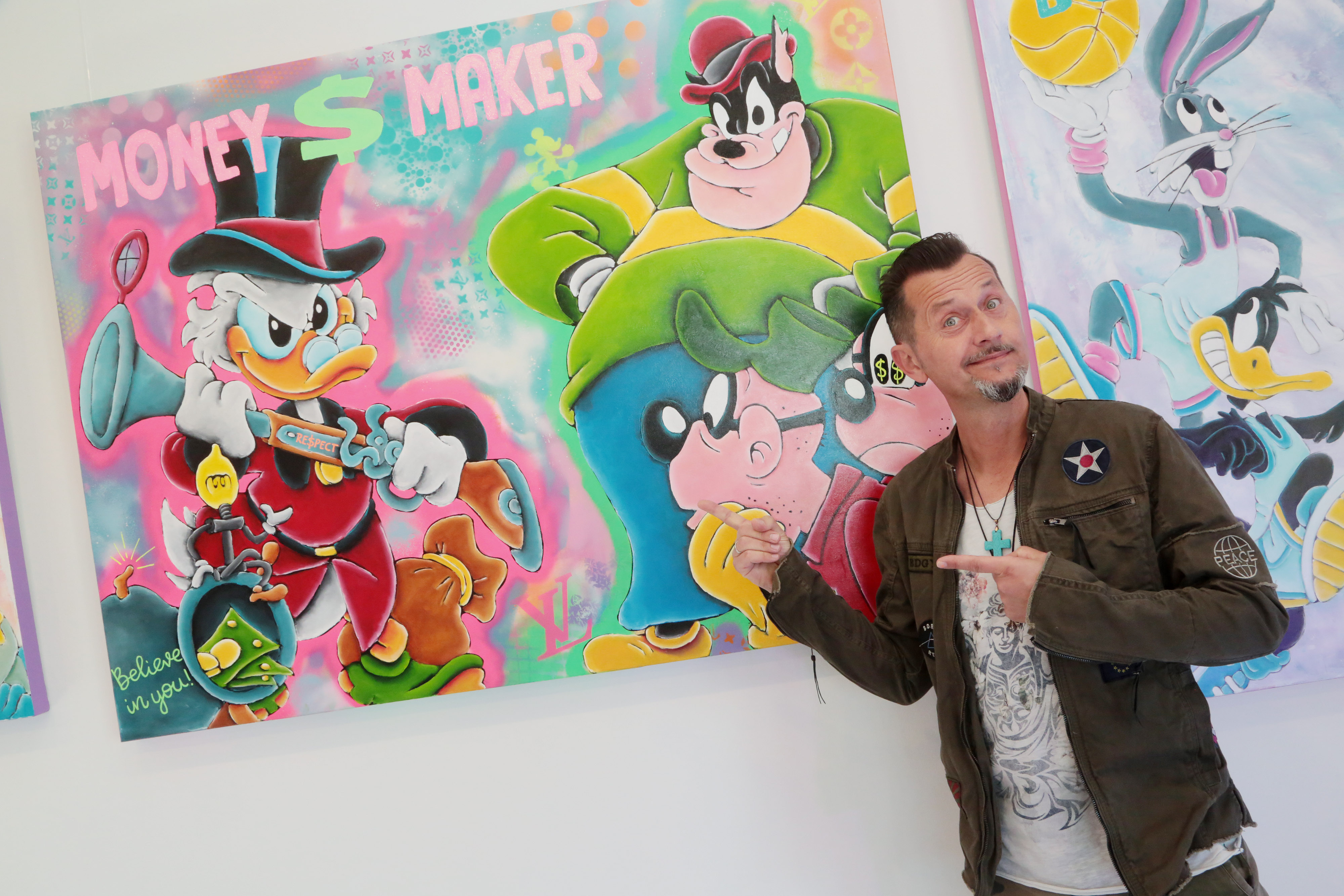 Pop-Art-Künstler Mario Stroitz vor einem Kunstwerk mit Dagobert Duck und den Panzerknackern