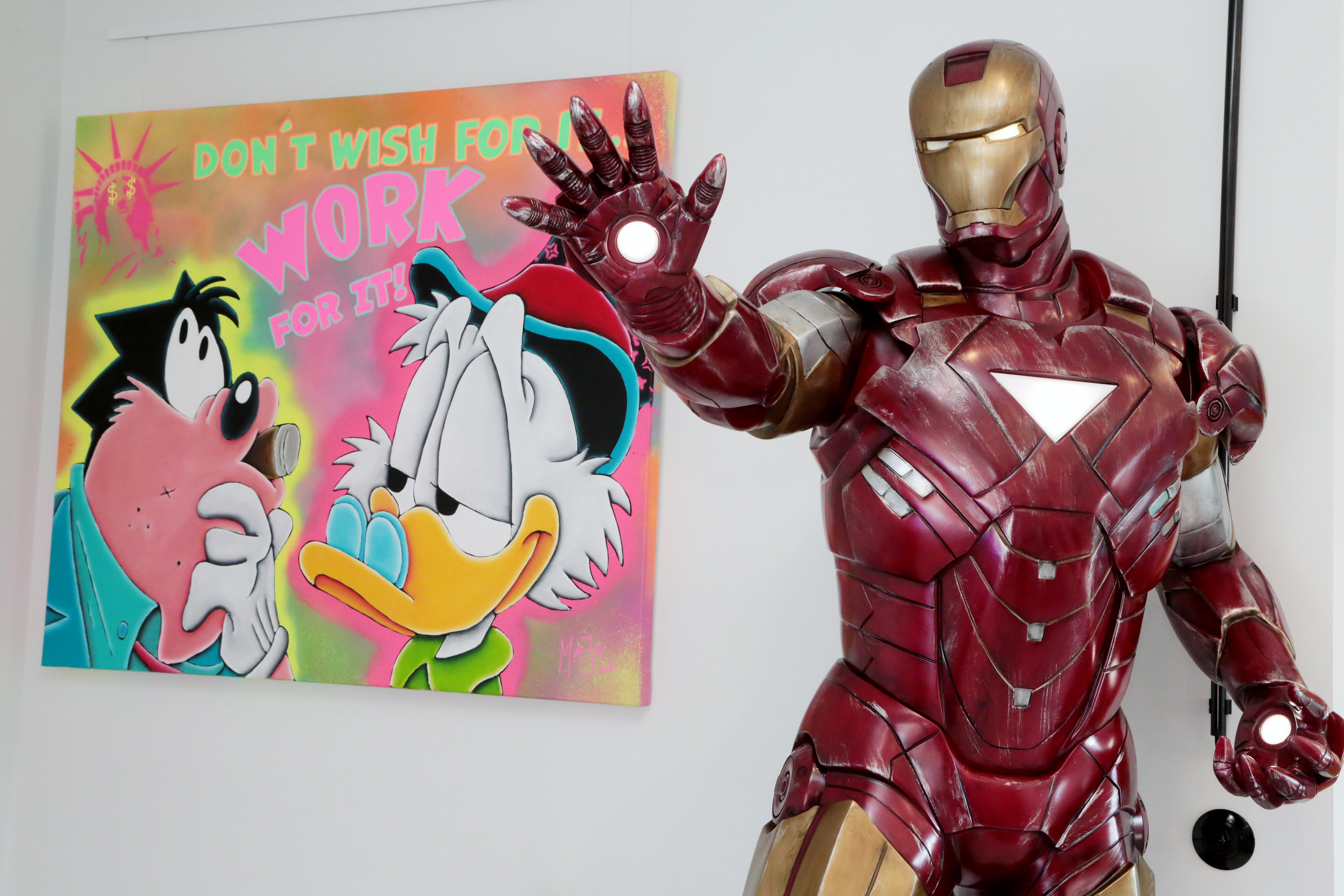 Ein Pop-Art-Kunstwerk von Dagobert Duck neben einer lebensgroßen Iron Man-Figur