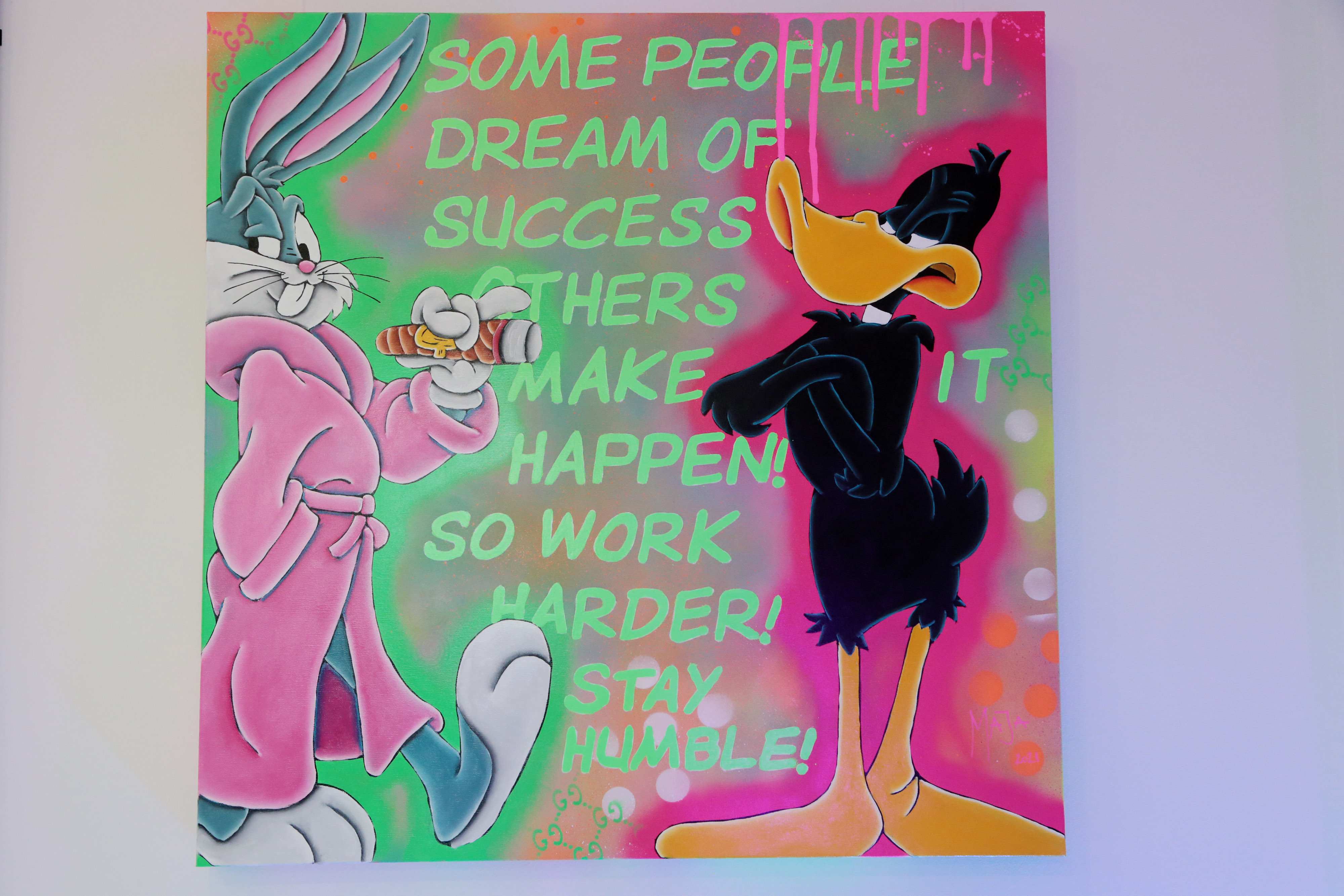 Ein Bild von Bugs Bunny mit Zigarre und im Bademantel sowie Daffy Duck in phosphoreszierenden Farben
