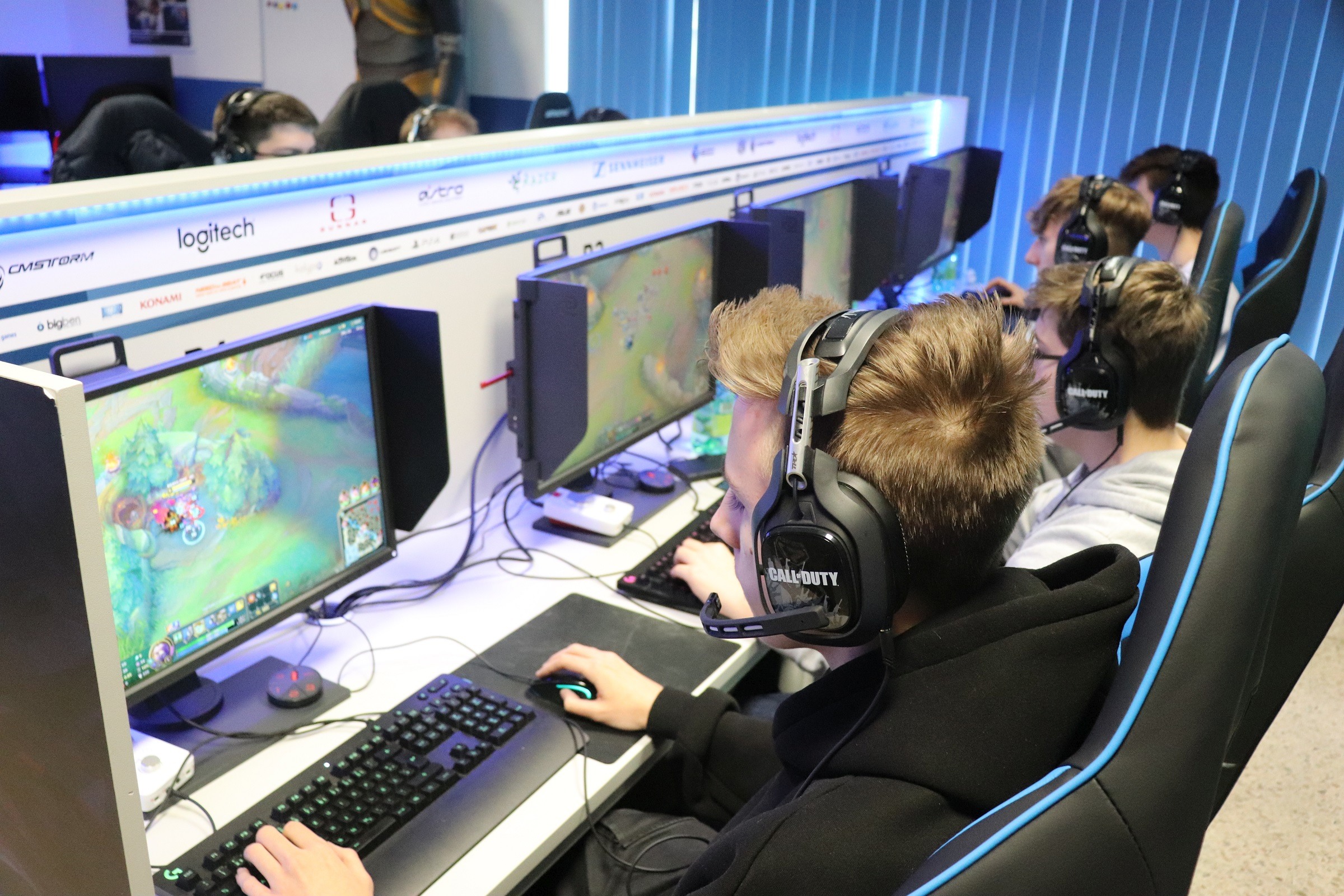 Buben ganz konzentriert beim Gamen