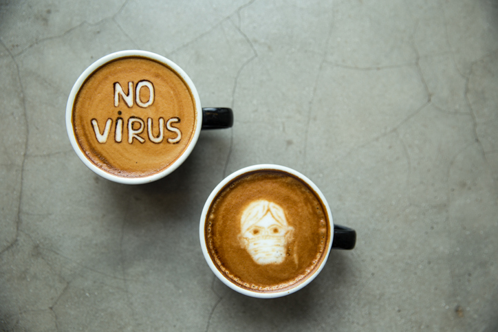 Kaffeetassen auf grauem Untergrund