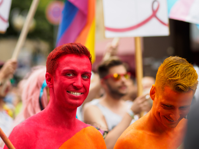 Bemalte Männer auf der Regenbogenparade