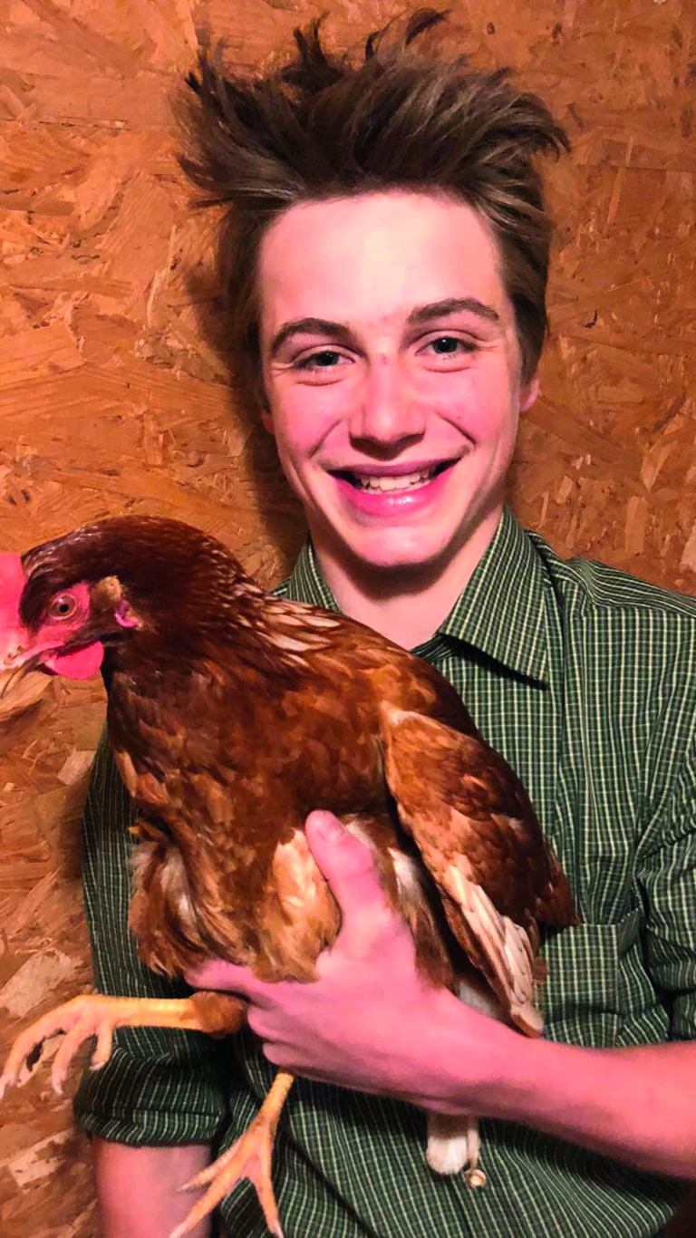 Hans Knauß' Sohn Leo kümmert sich um Hühner.