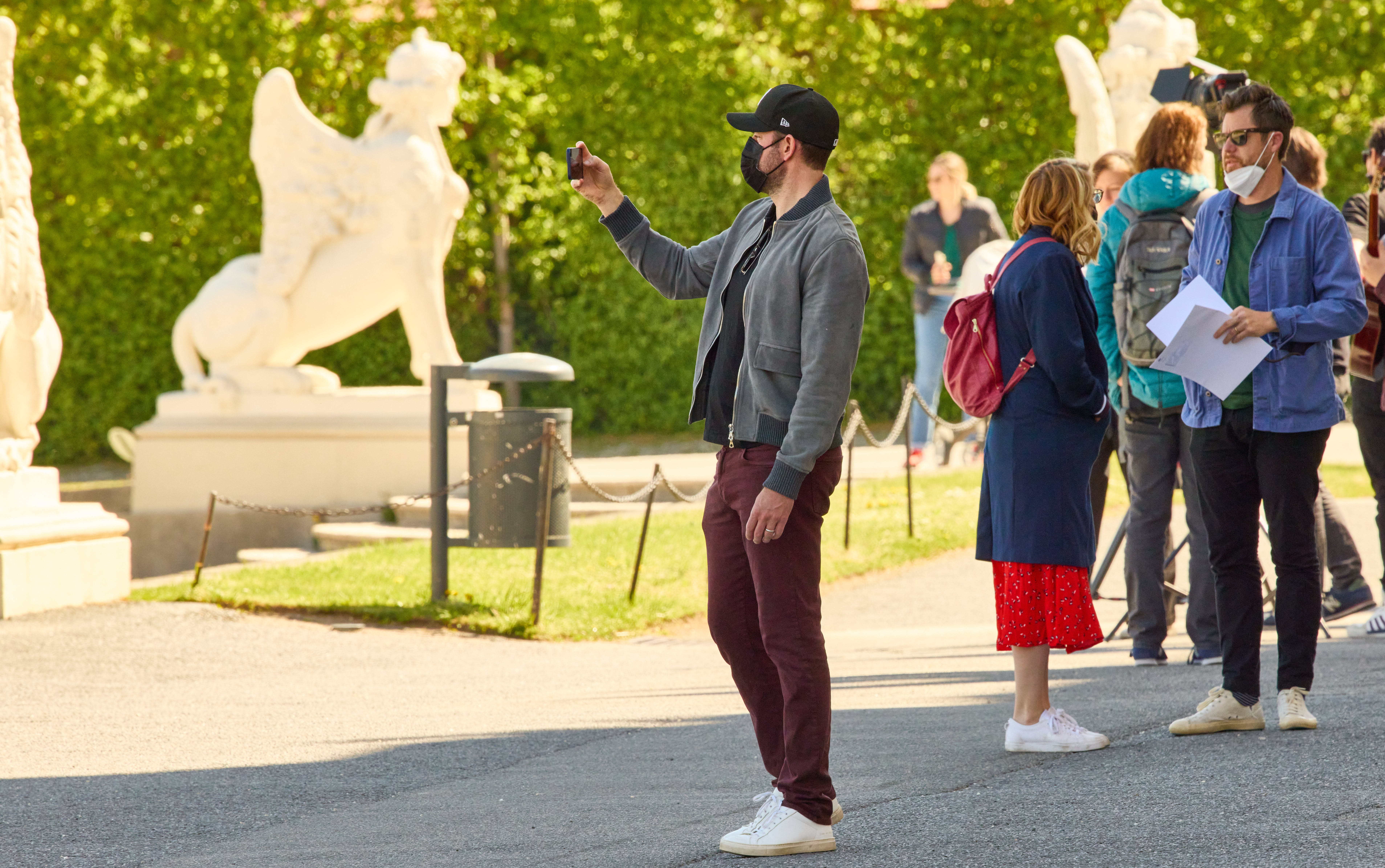 John Krasinski im Garten des Belvedere