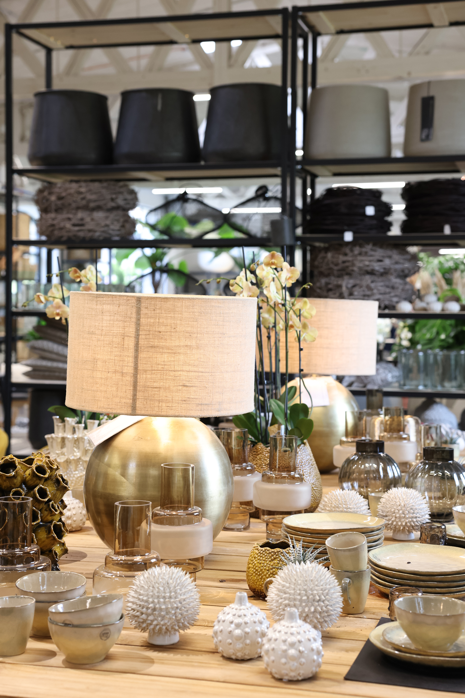 Lampen und Dekoartikel auf einem Tisch