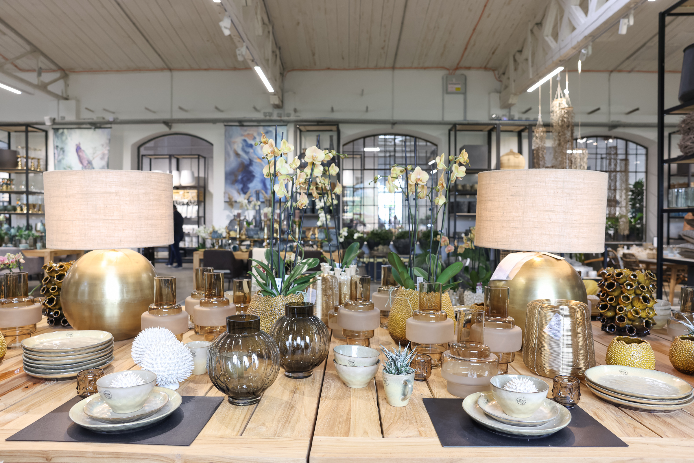 Lampen und Dekoartikel auf einem Tisch