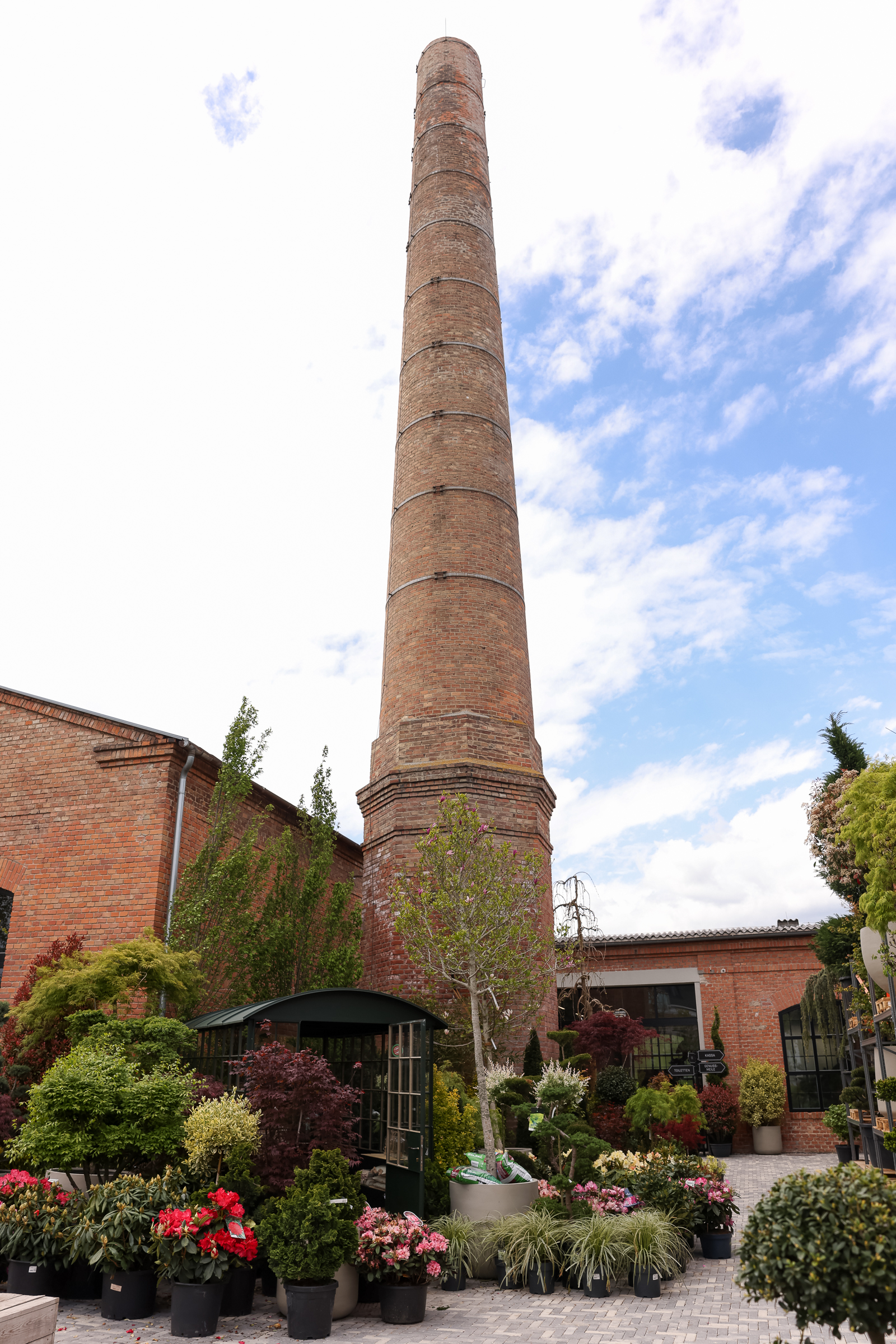 Innenhof der Fabrik mit Schornstein