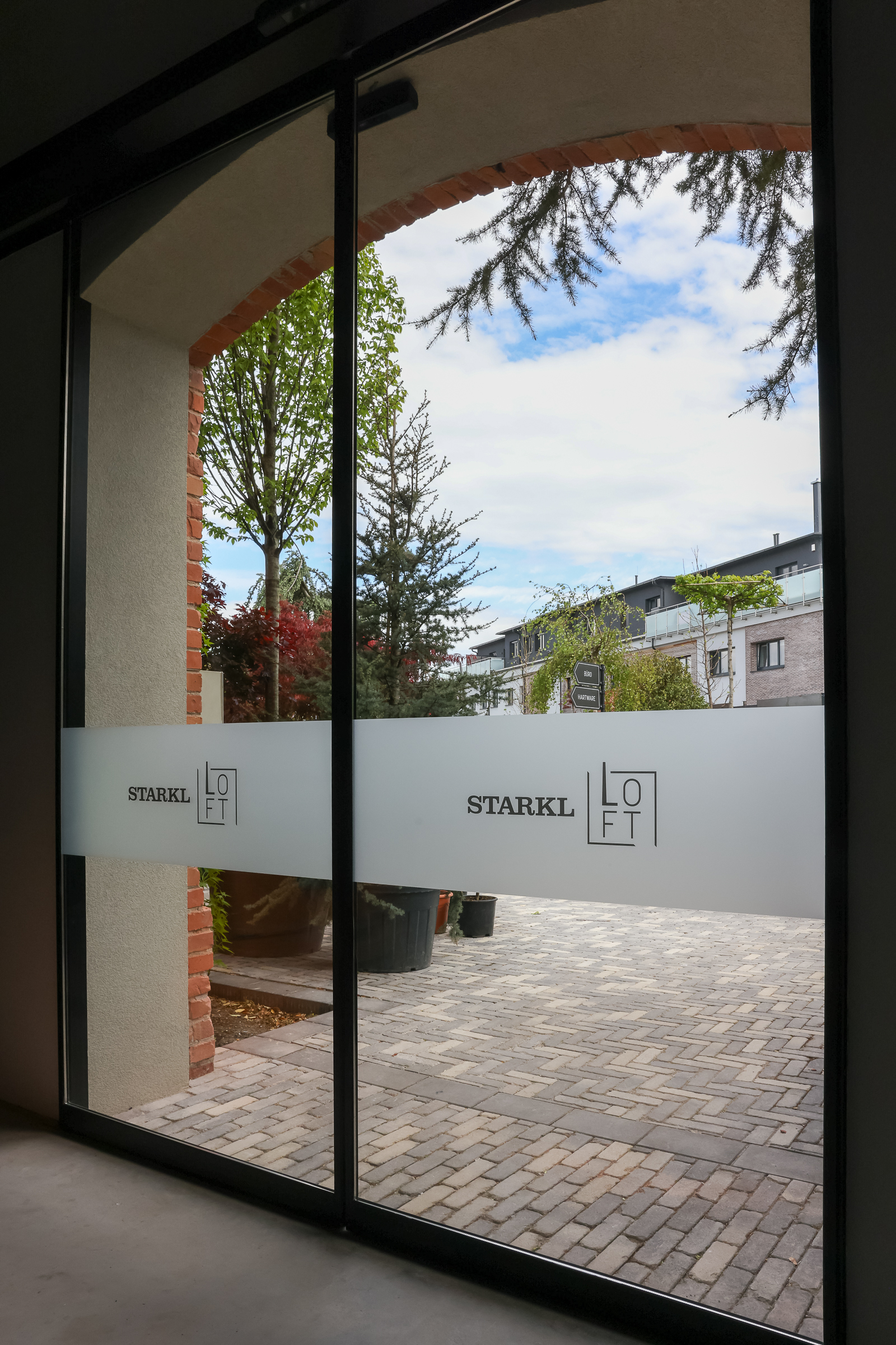 Große automatische Glastür mit Loft Schriftzug