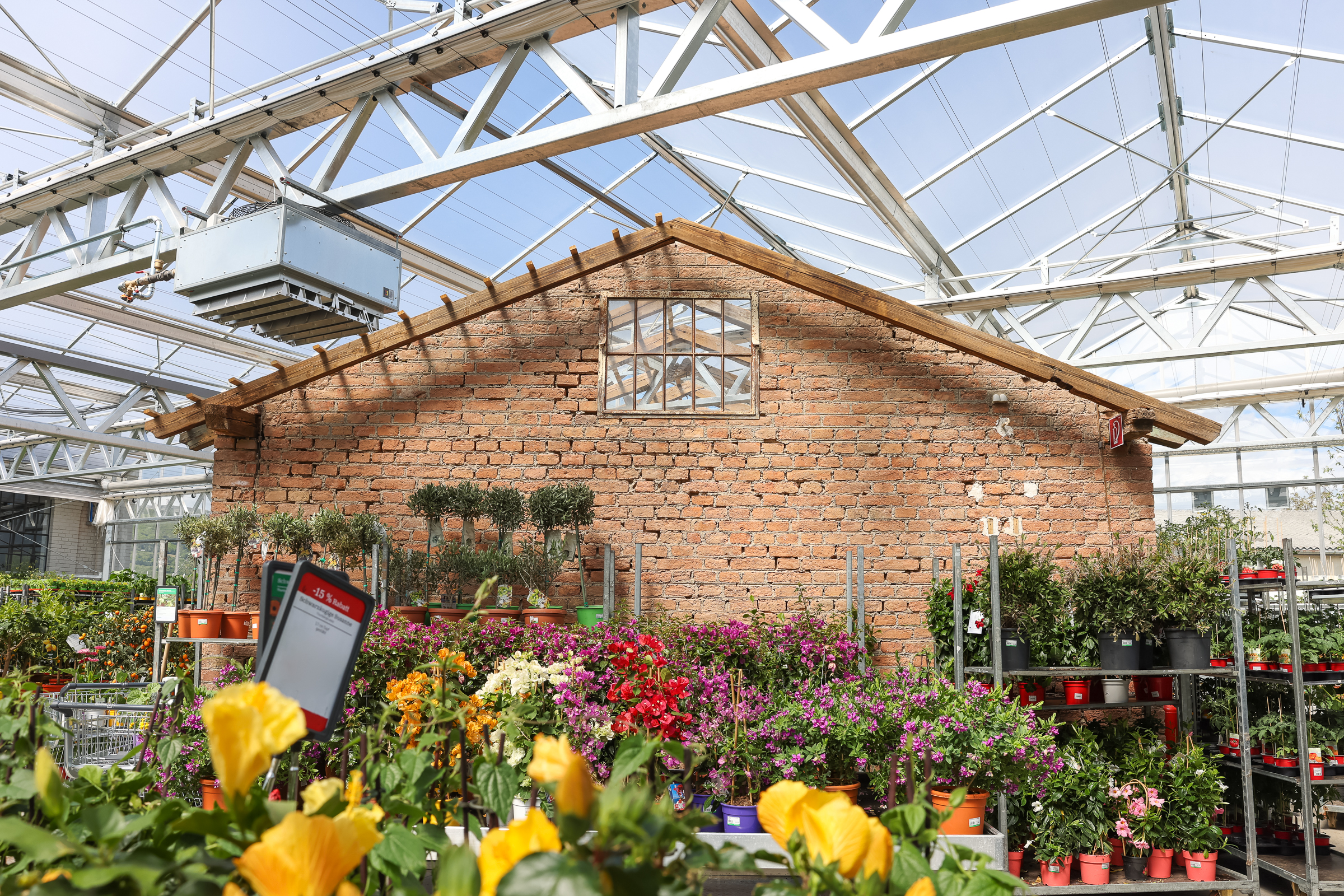 Die Außenansicht des Häuschens im überdachten Hof