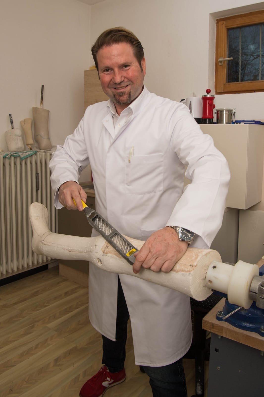 REDICO Geschäftsführer Christian Bürger schnitzend in seiner Werkstatt