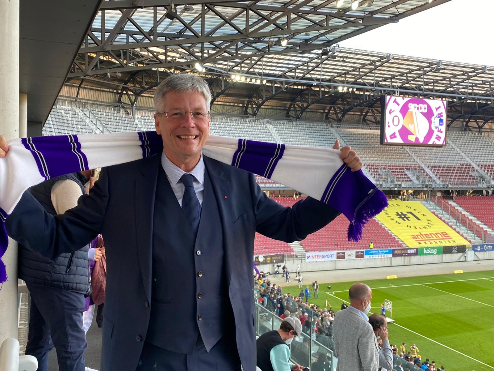 LH Peter Kaiser feiert auf der Tribüne des Wörtherseestadions