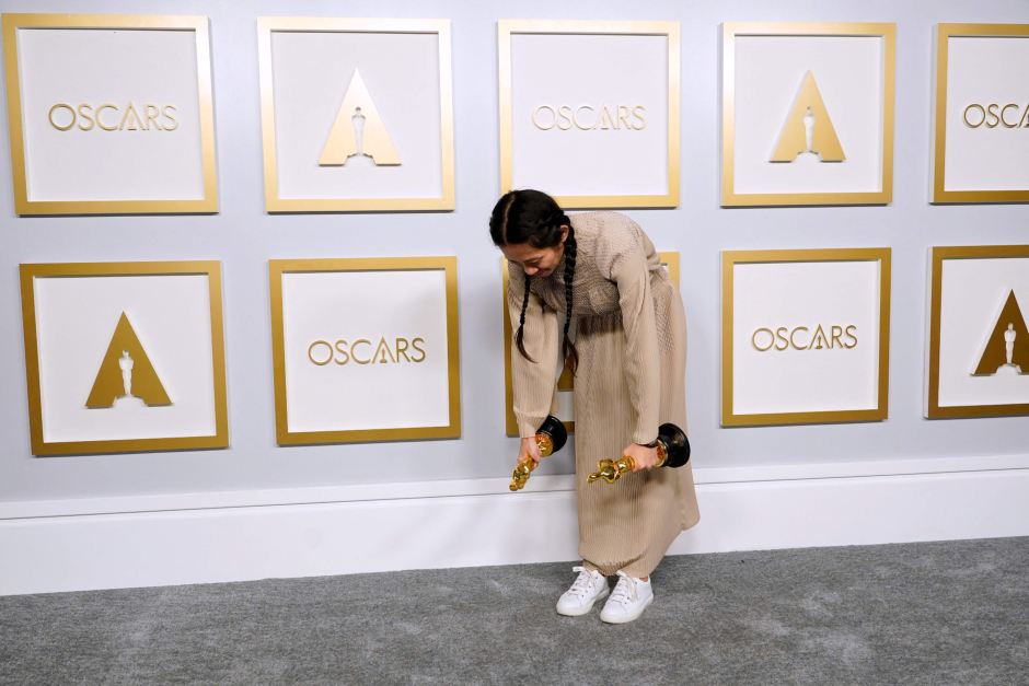 Oscar-Preisträgerin Chloé Zhao trägt weiße Sneaker zu ihrem beige-farbenen Kleid | Credit: CHRIS PIZZELLO / AFP / picturedesk.com