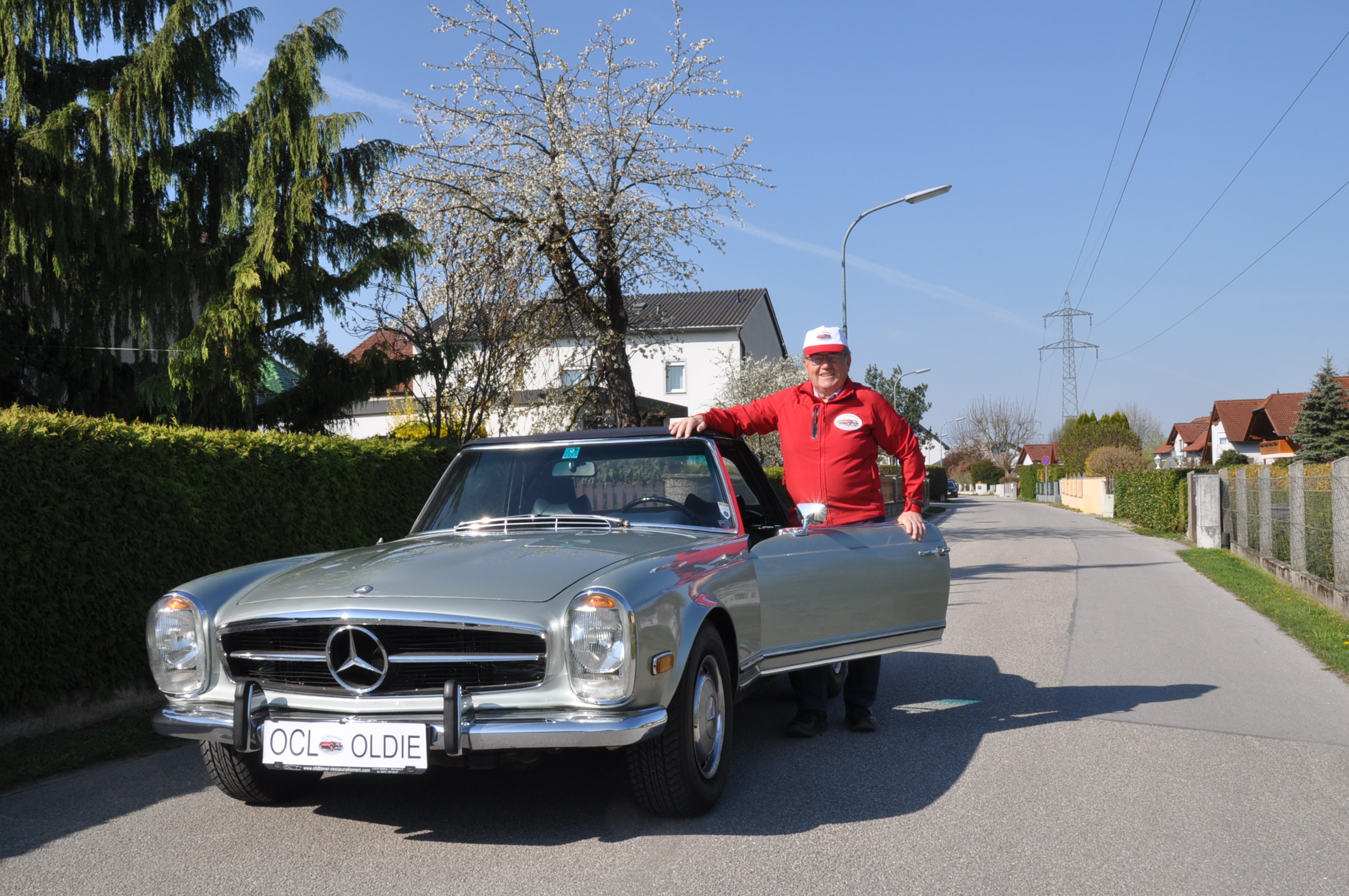 Oldtimer Club Leonding Obmann Gerhold Zautner und seine &quot;Pagode&quot;.