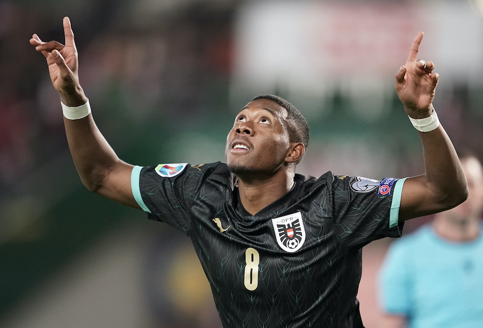 David Alaba im schwarzen Nationaldress blickt nach oben und jubelt mit beiden Händen in der Luft