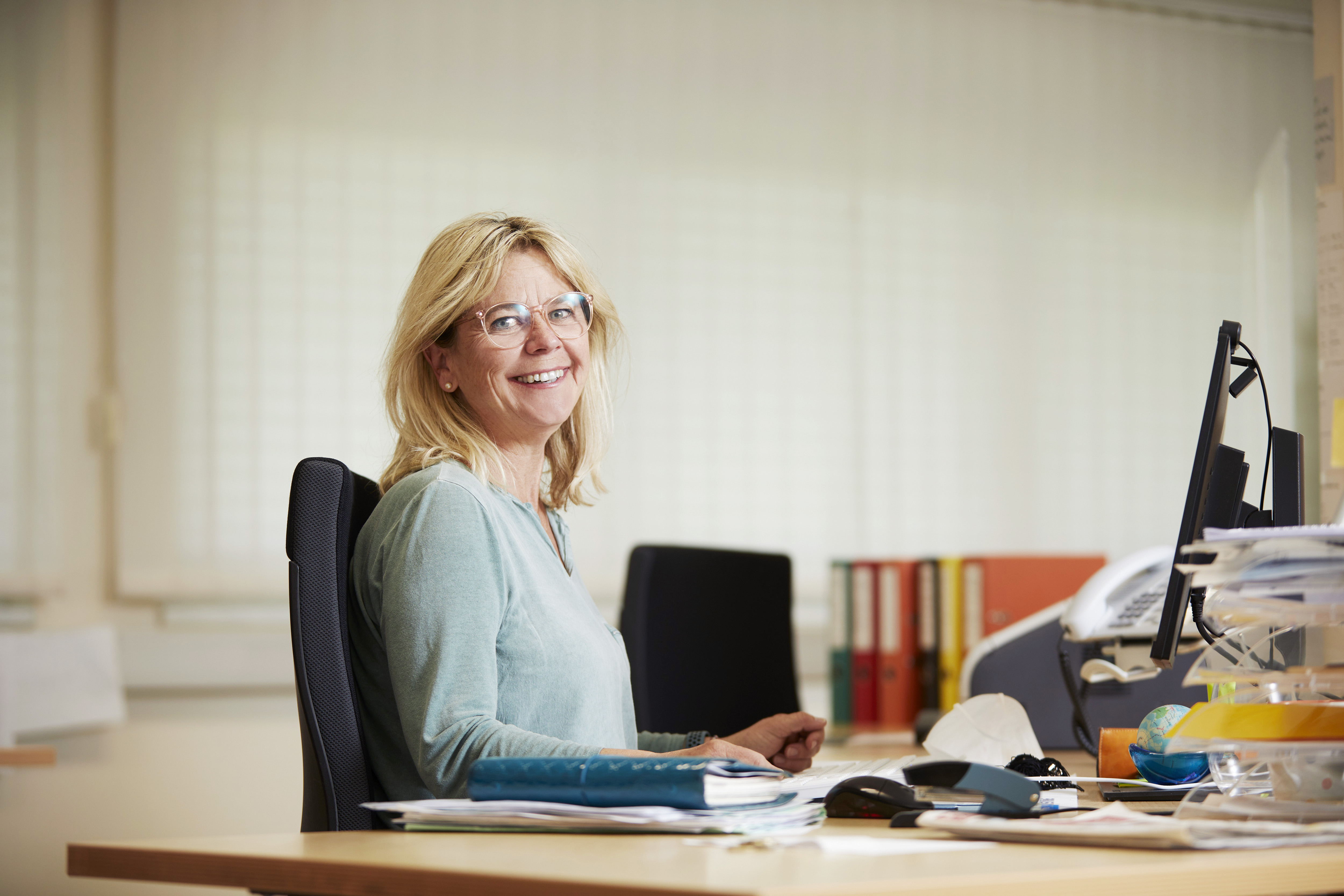 Petra Erian sitzt an ihrem Schreibtisch vor dem PC