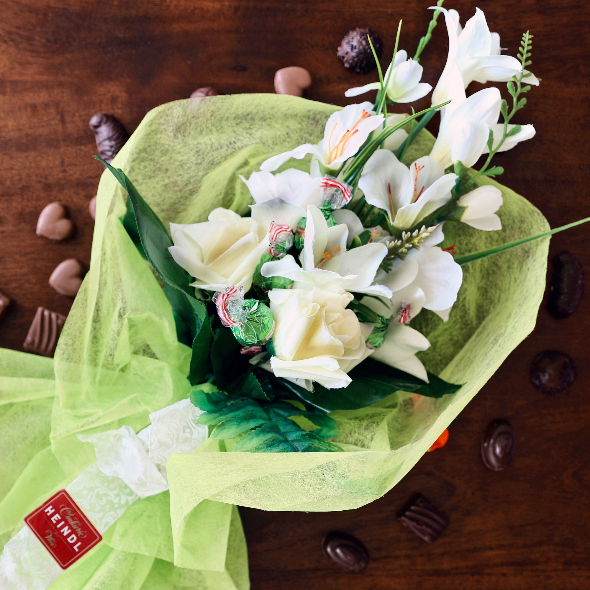 Kleines Blumenbouquet mit Konfektion Heindl