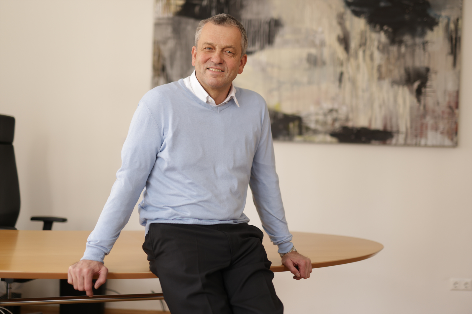 Der Klagenfurter Stadtrat Max Habenicht vor dem Tisch in seinem Büro