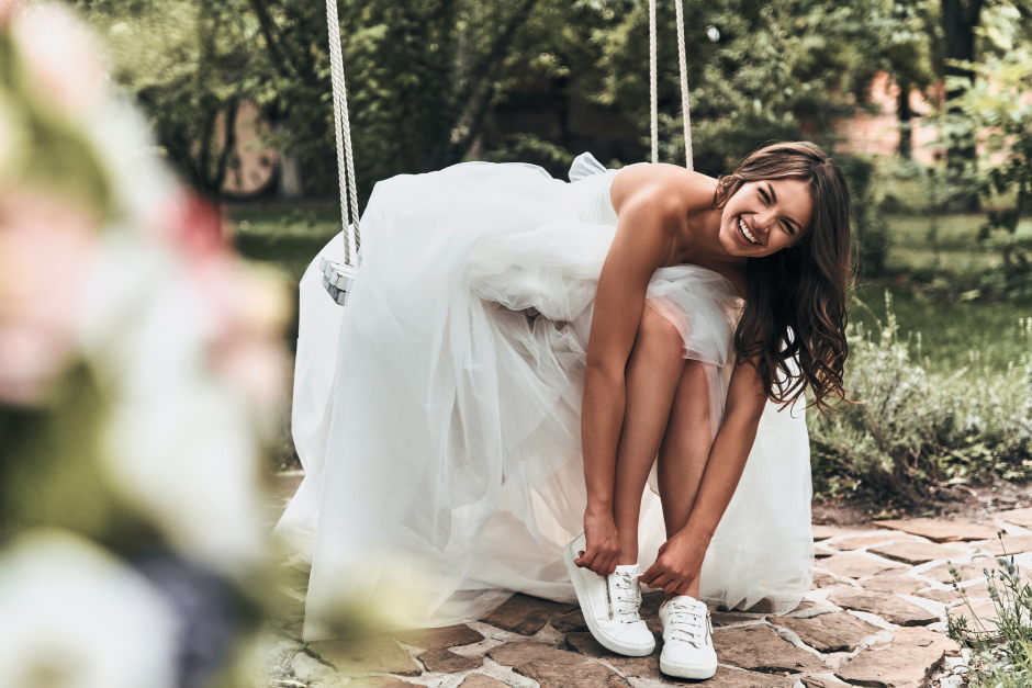 Weiße Sneaker zum Hochzeitskleid? Warum nicht! | Credit: iStock.com/g-stockstudio