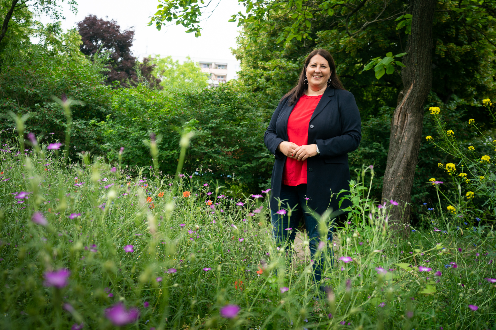 Kathrin Gaál in einer Blumenwiese