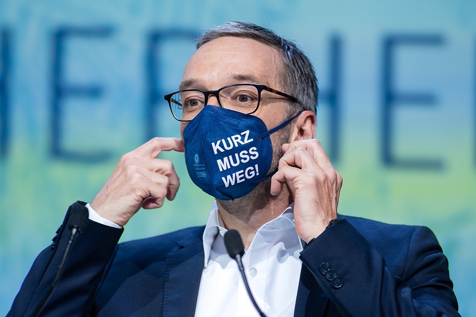 Herbert Kickl trägt eine blaue Maske mit der Aufschrift &quot;Kurz muss weg&quot;