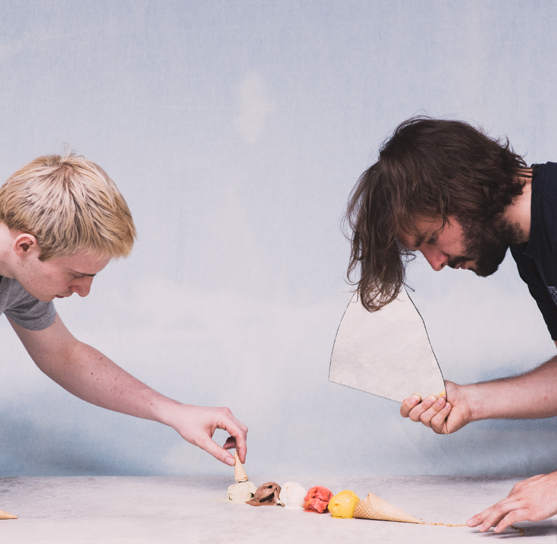 Philipp und Luca spielen mit Speiseeis