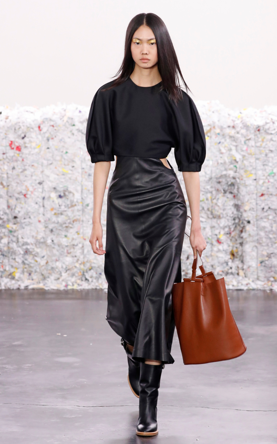 Midi-Rock aus schwarzem Leder von Gabriela Hearst | Credit: Anthea Simms / Camera Press / picturedesk.com