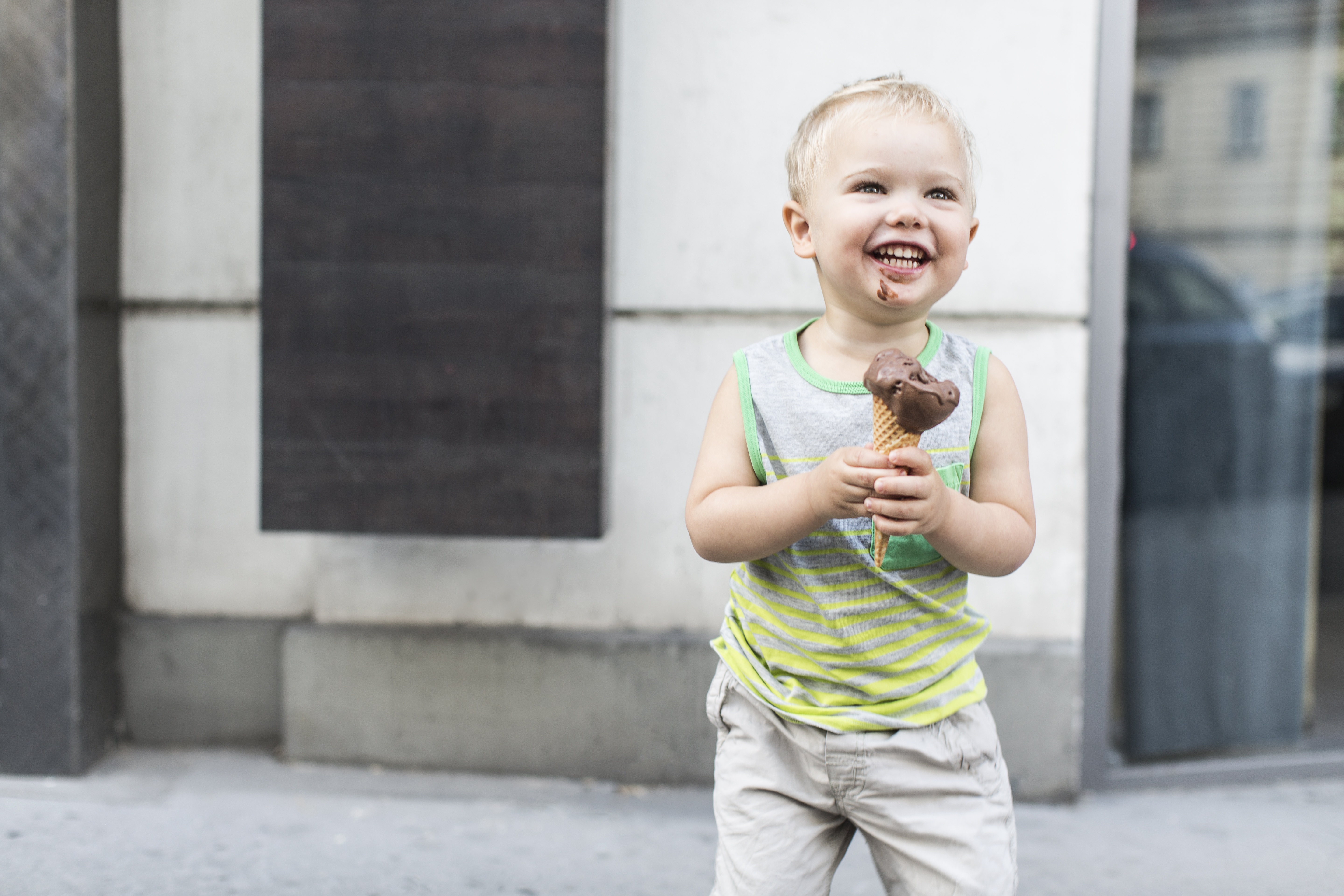 lächelnder Bub mit einem Schokoladeneis